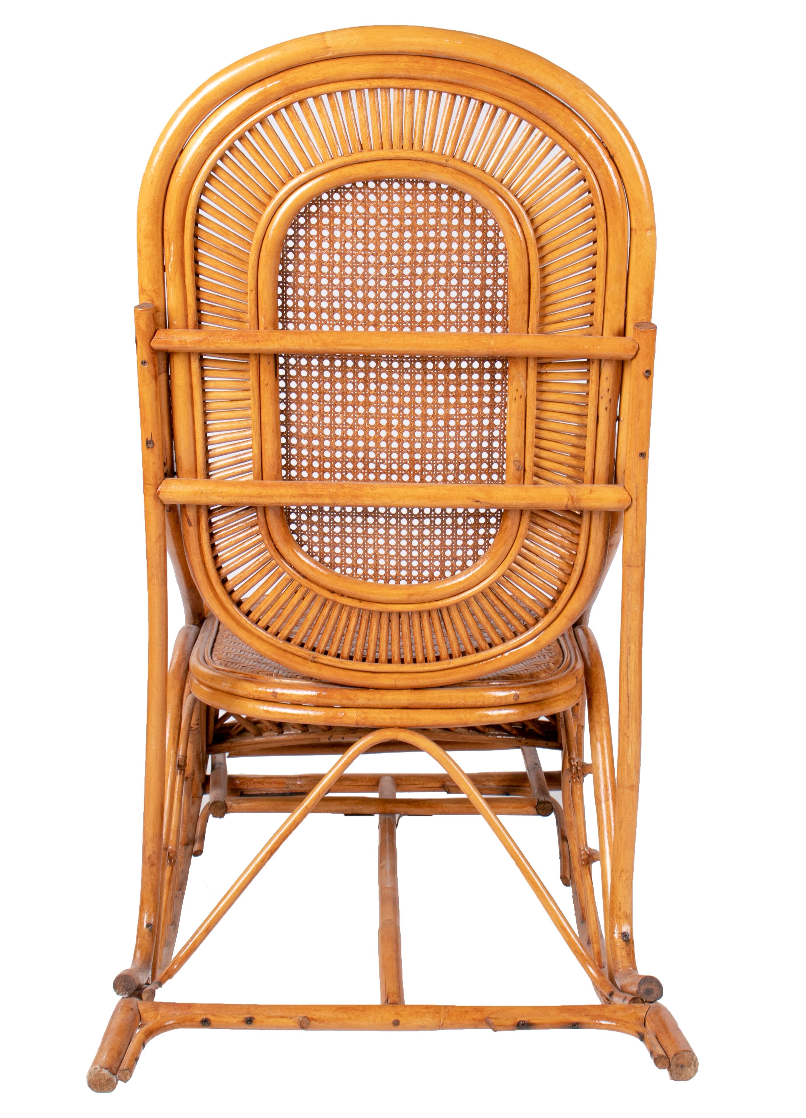 20ième siècle Paire de fauteuils à bascule en bois et bambou, Espagne, années 1970  en vente
