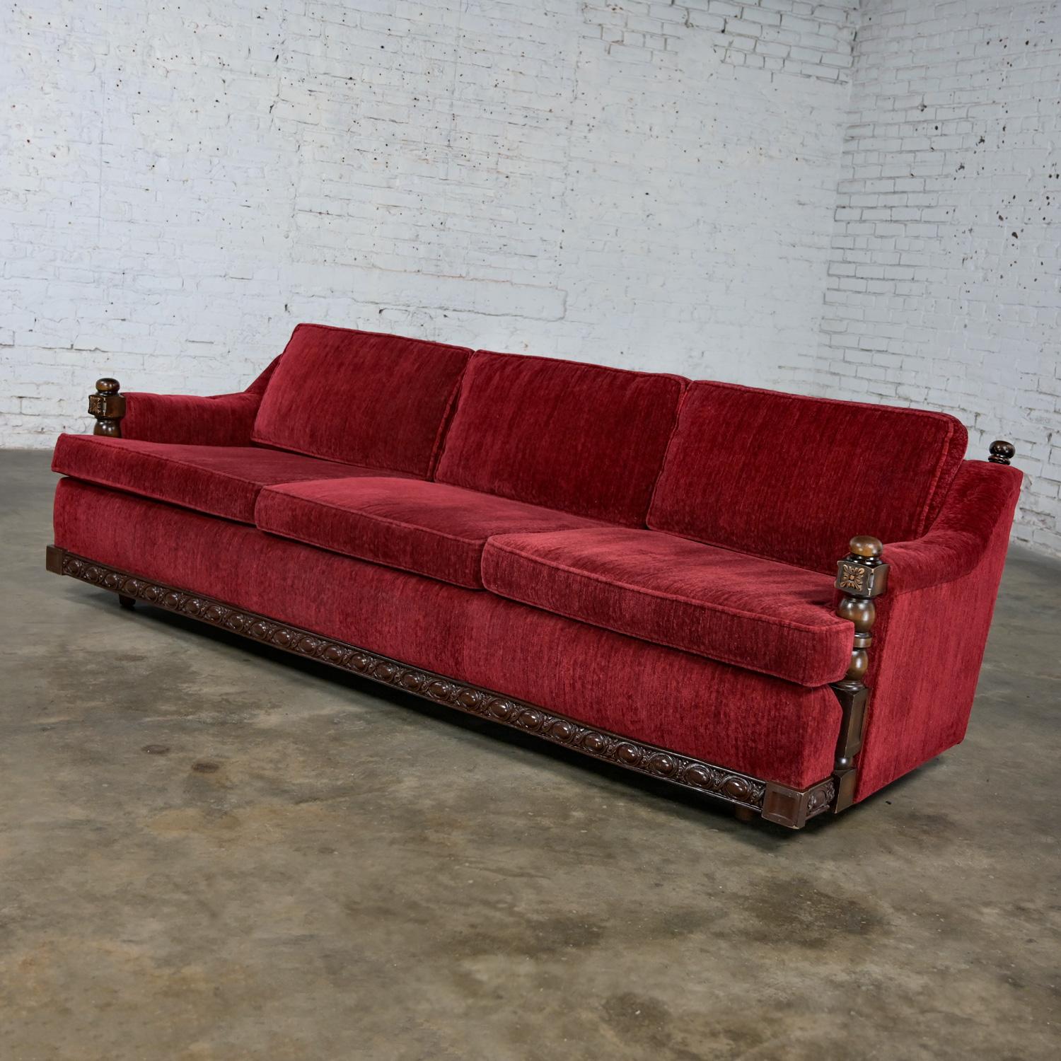 Wunderschönes, rustikales, rotes Chenille-Sofa im Stil der Artes De Mexico Internationales im spanischen Revival-Stil. Bestehend aus einem dunklen Holzrahmen, drei mit Schaumstoff gefüllten, losen Sitzkissen mit Reißverschluss und drei losen, mit