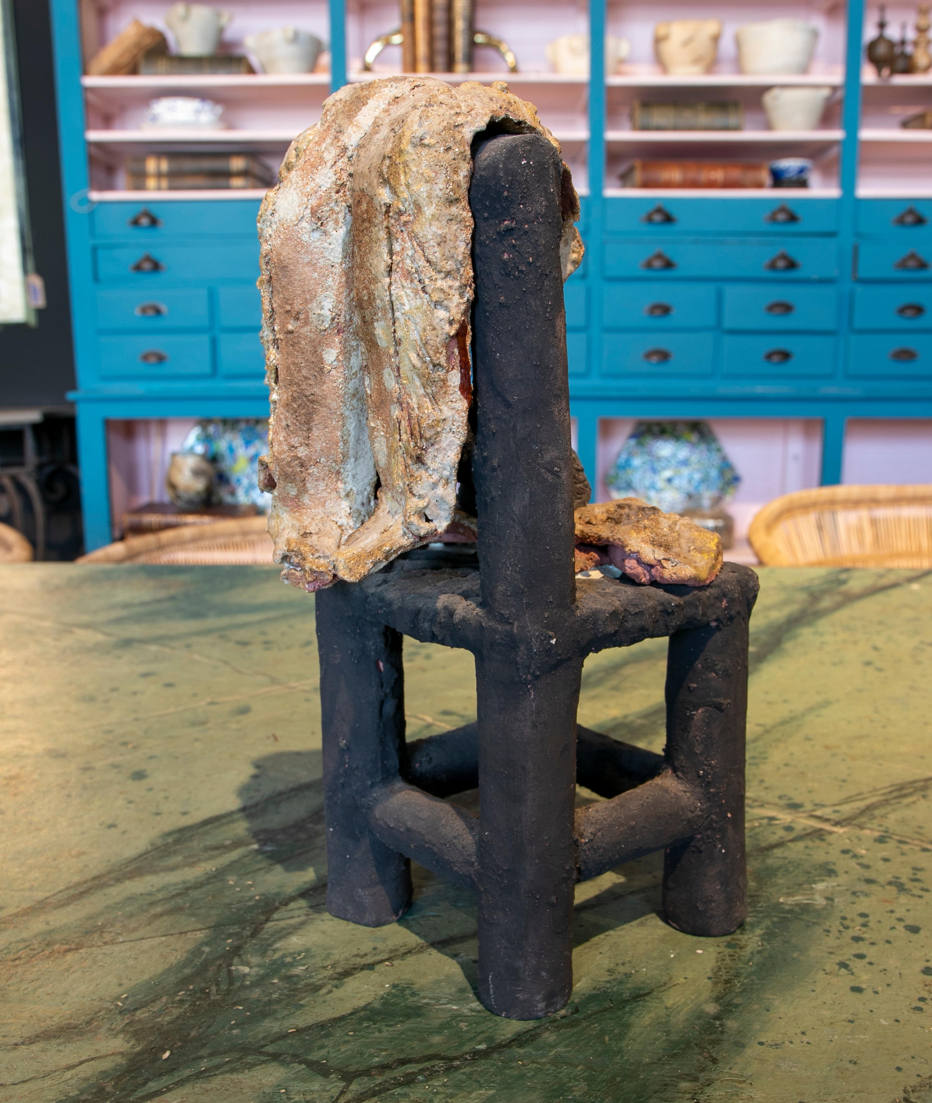 Spanischer Stuhl aus Terrakotta aus den 1970er Jahren mit Bullfighter's Montera-Hut und Bekleidung (Keramik) im Angebot