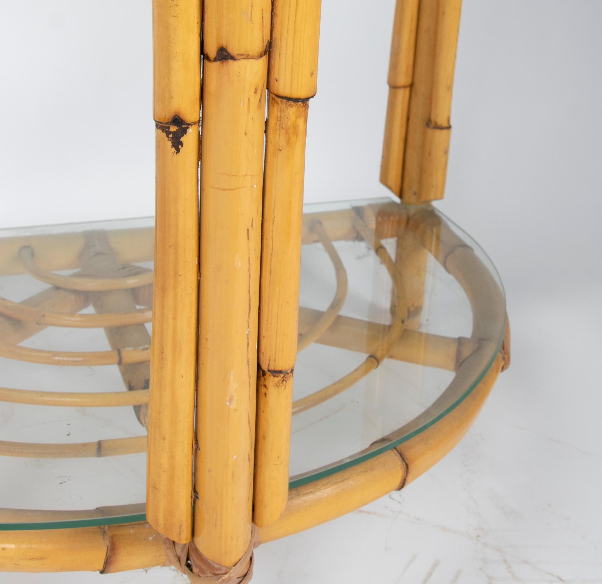 Console semi-circulaire espagnole en bambou des années 1970 avec plateau en verre en vente 4