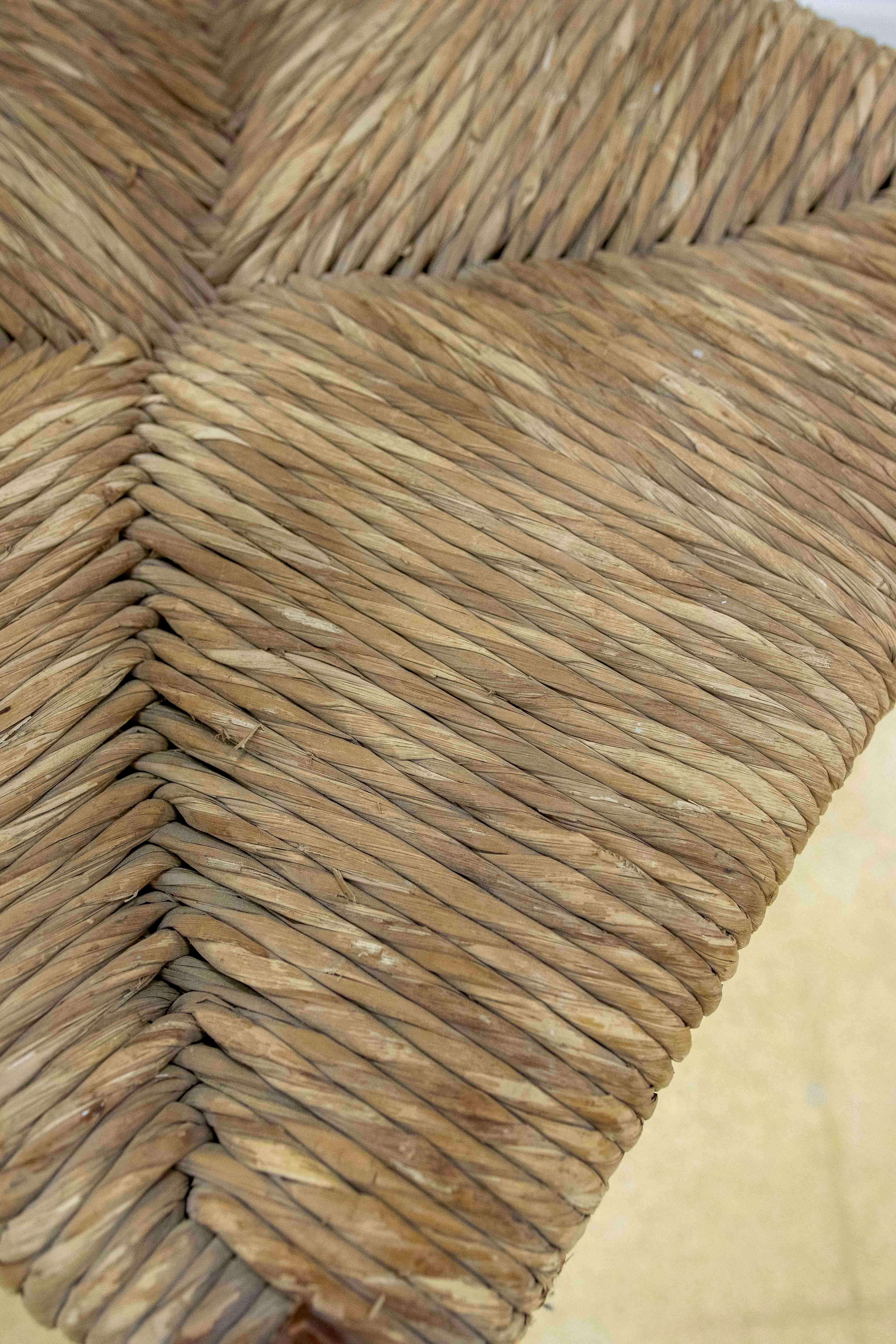 Ensemble espagnol des années 1970 composé de six chaises en pin avec assise en jonc en vente 4