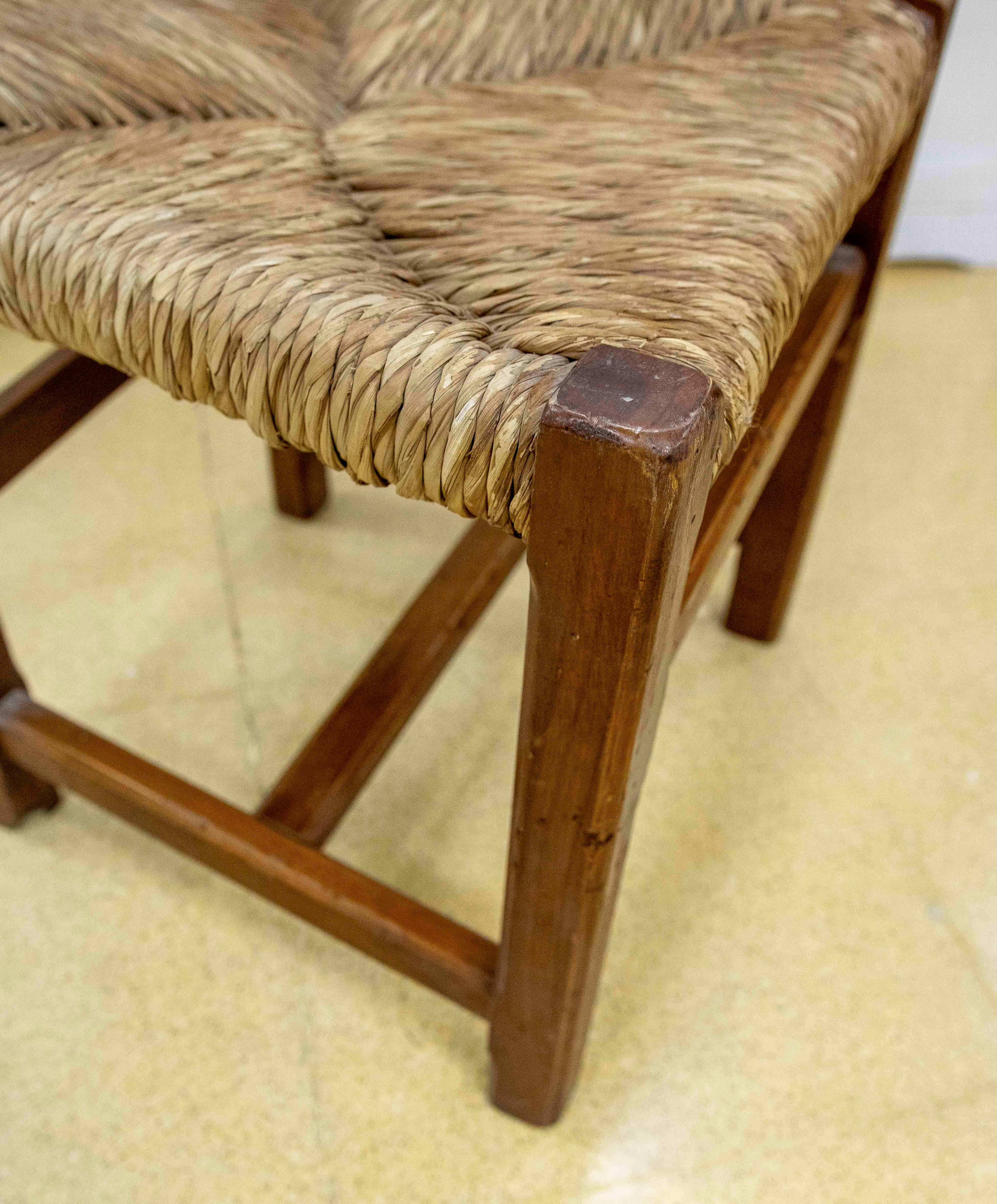 Ensemble espagnol des années 1970 composé de six chaises en pin avec assise en jonc en vente 5