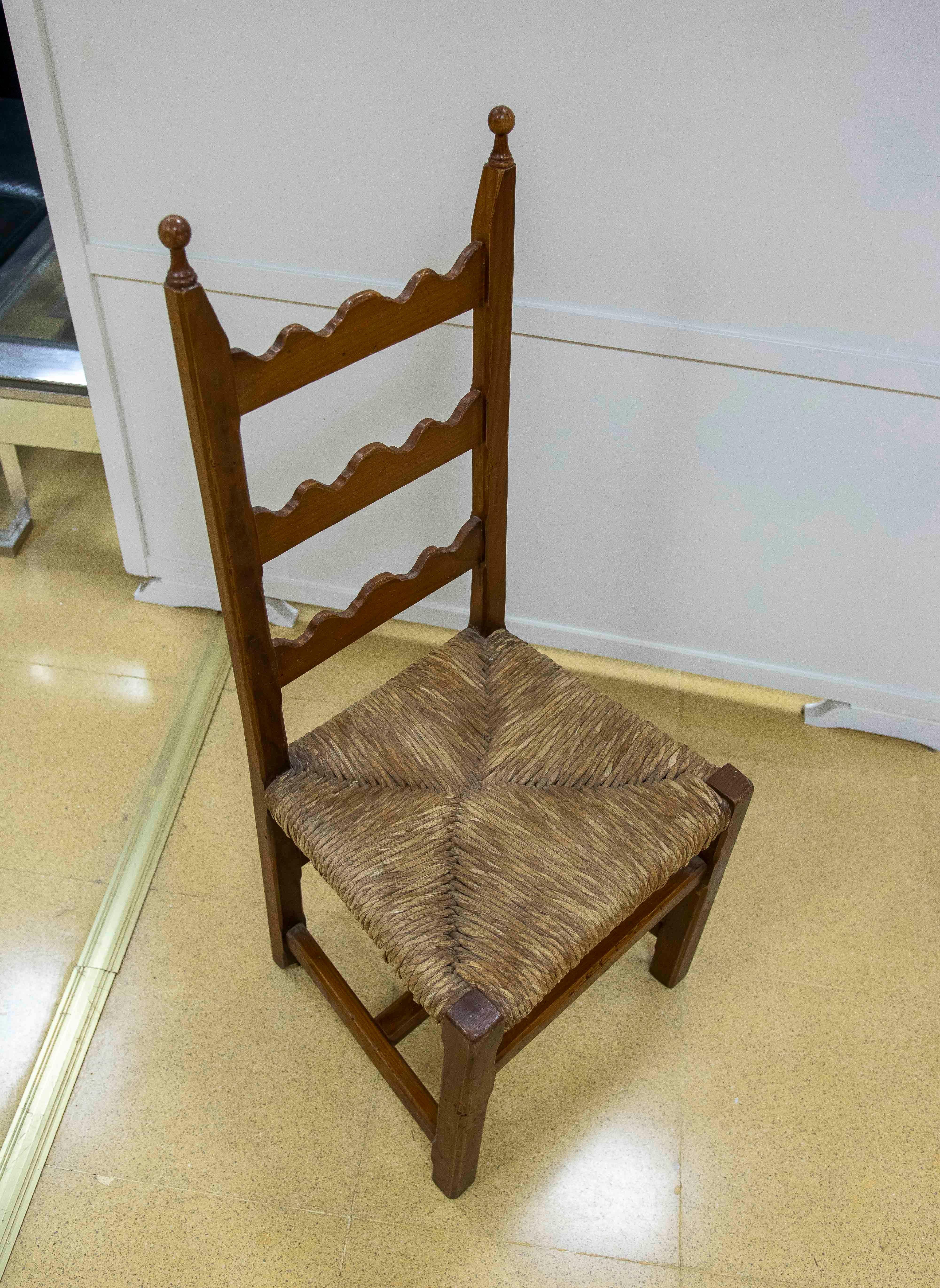 Ensemble espagnol des années 1970 composé de six chaises en pin avec assise en jonc en vente 6