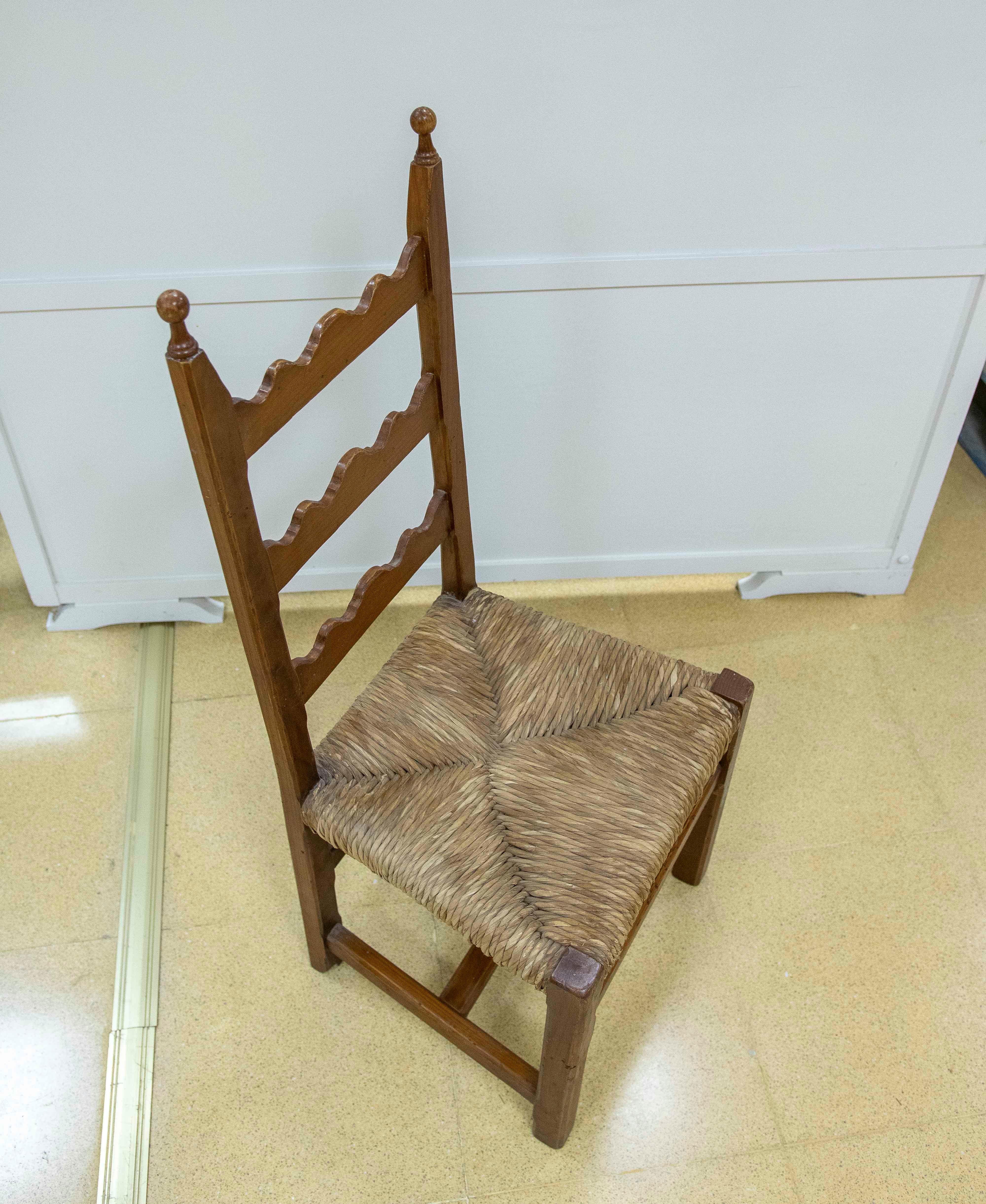 Ensemble espagnol des années 1970 composé de six chaises en pin avec assise en jonc en vente 7