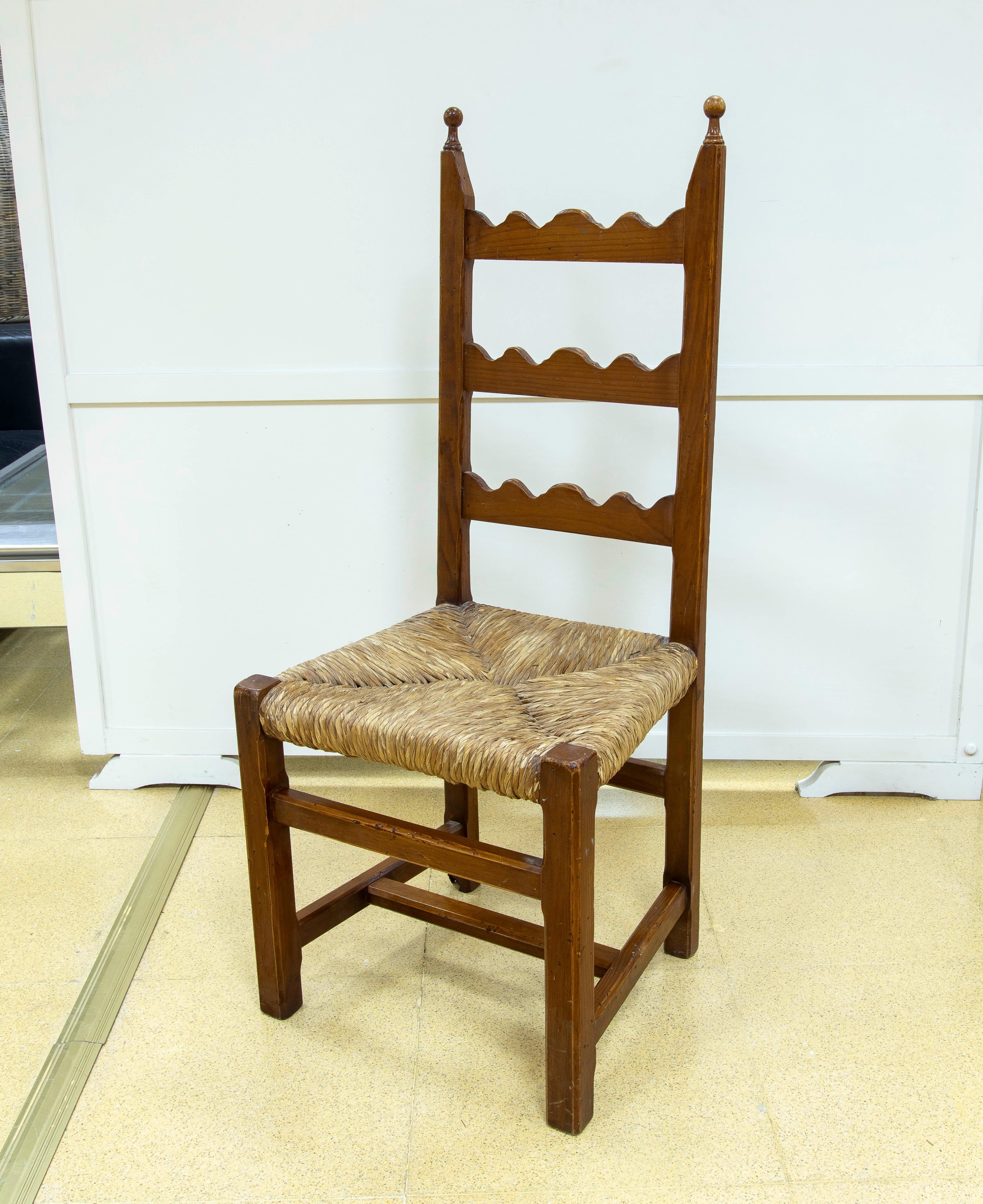 Ensemble espagnol des années 1970 composé de six chaises en pin avec assise en jonc 