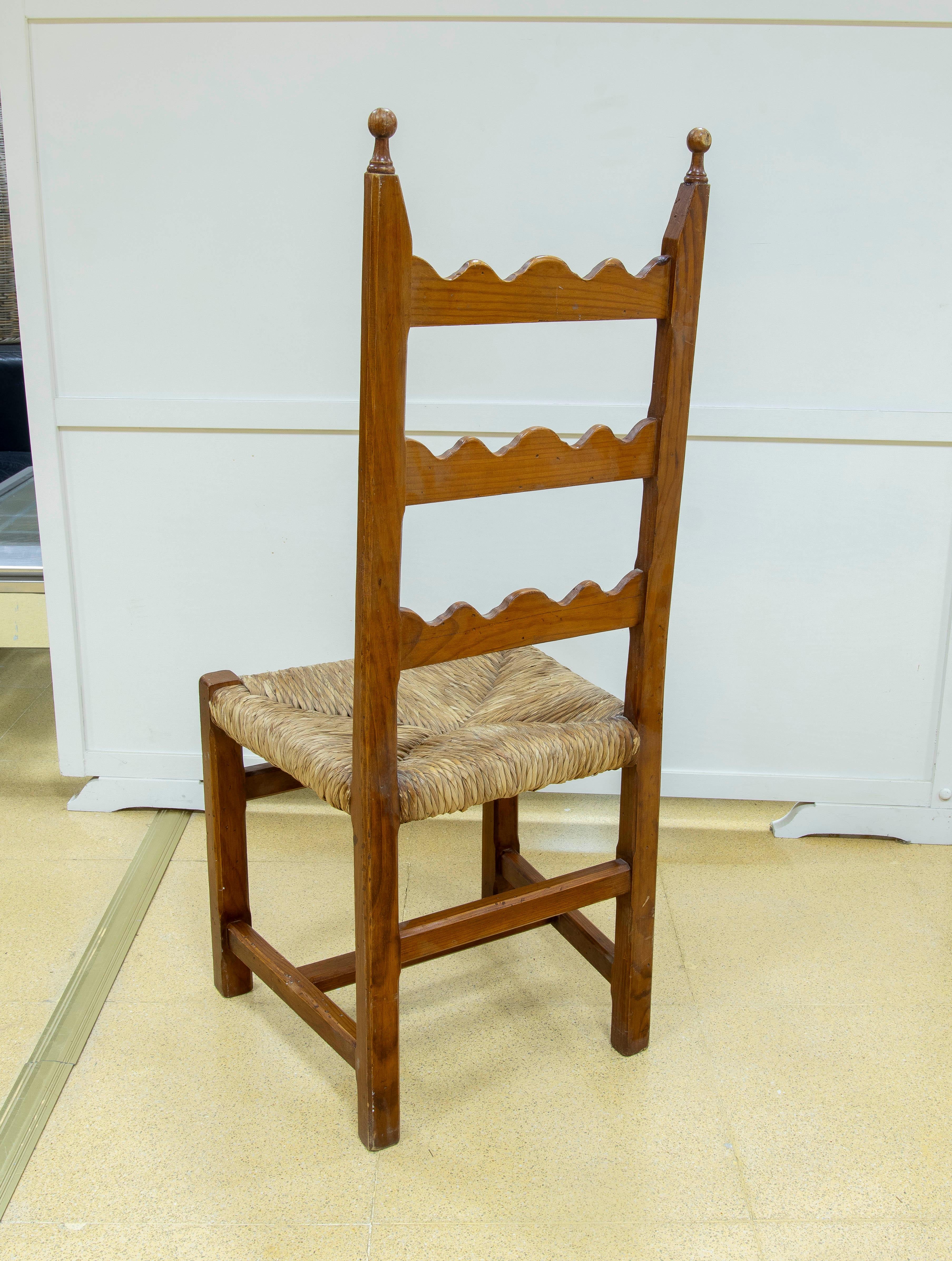 Espagnol Ensemble espagnol des années 1970 composé de six chaises en pin avec assise en jonc en vente