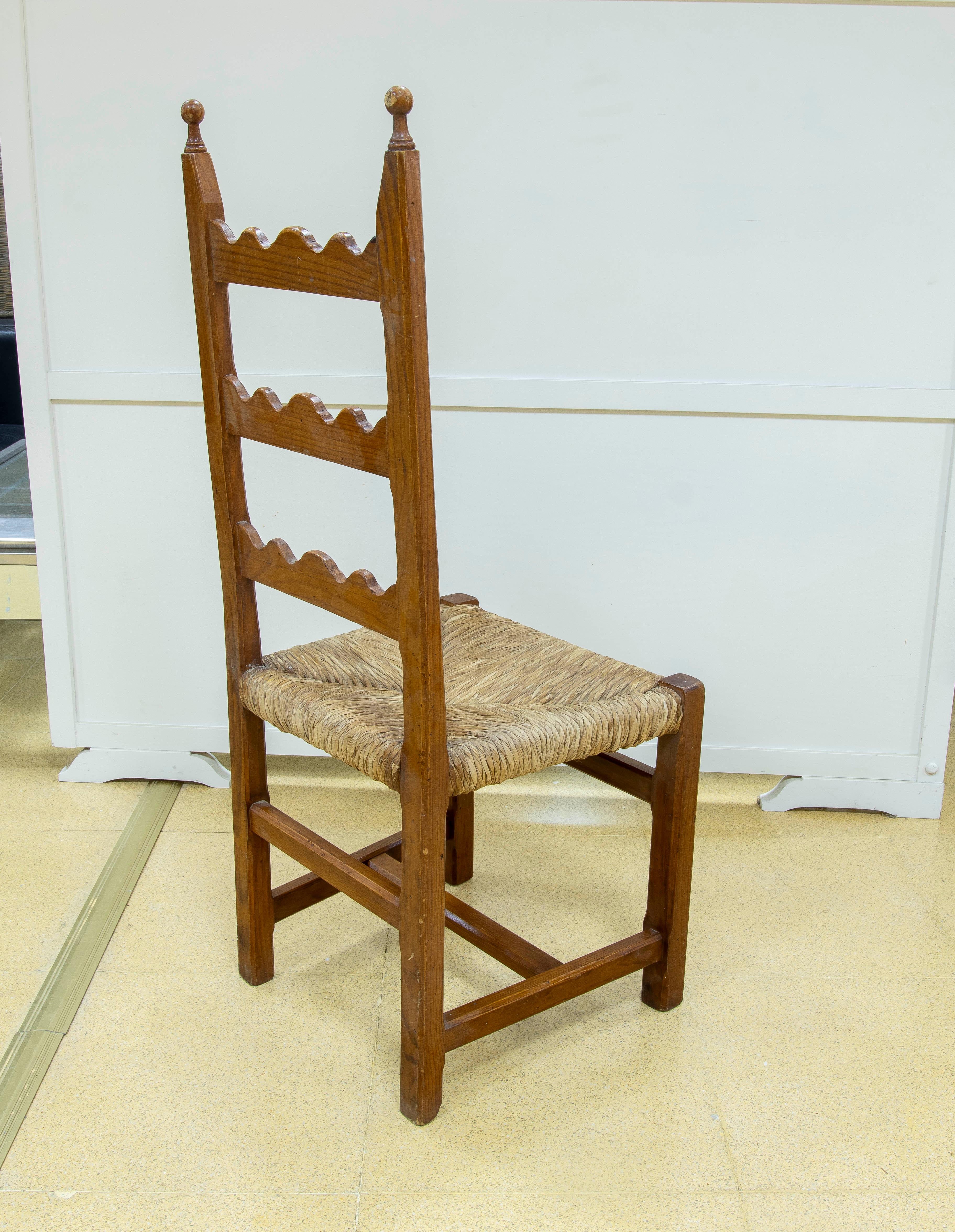 Ensemble espagnol des années 1970 composé de six chaises en pin avec assise en jonc Bon état - En vente à Marbella, ES