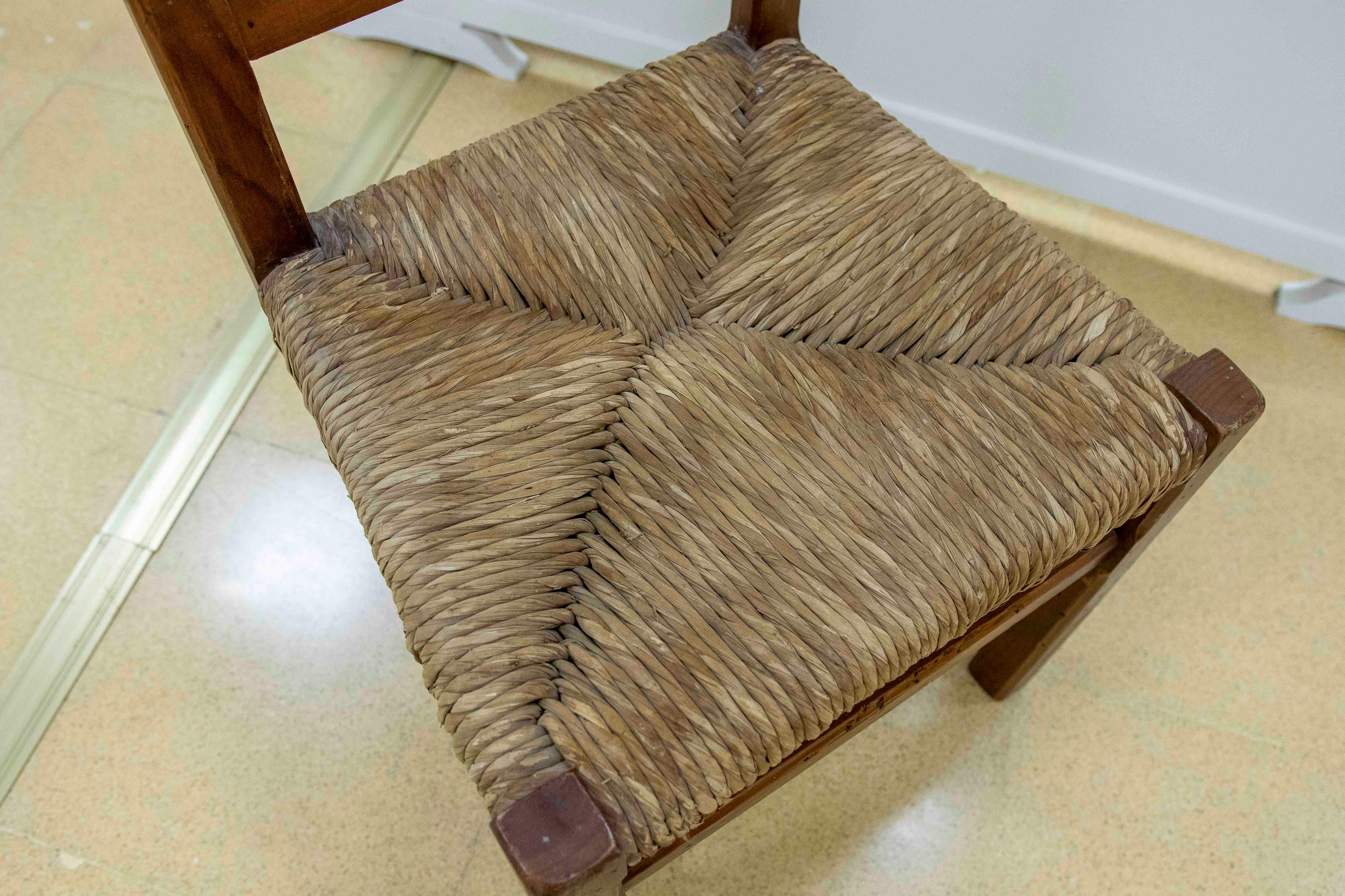 Corde Ensemble espagnol des années 1970 composé de six chaises en pin avec assise en jonc en vente