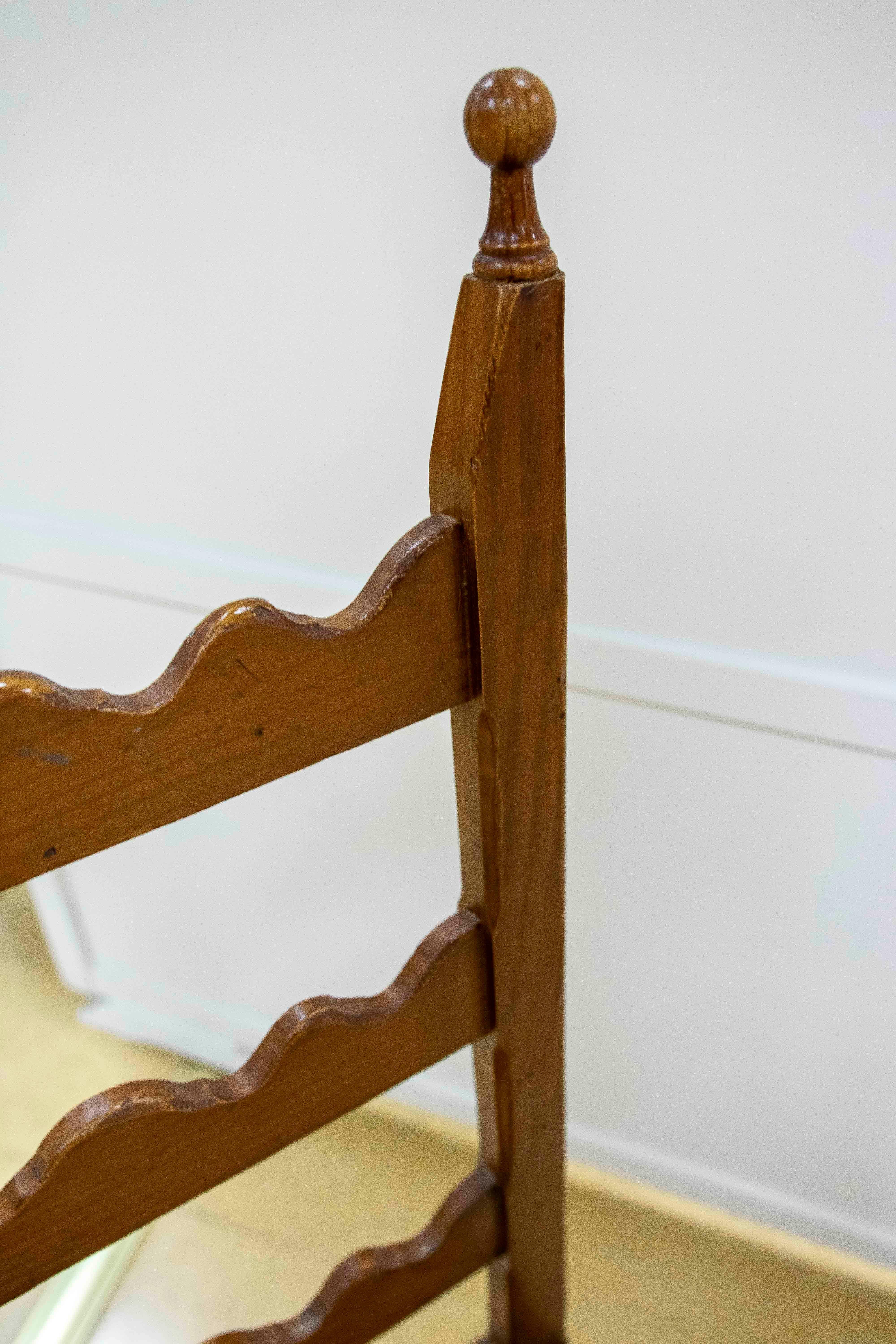 Ensemble espagnol des années 1970 composé de six chaises en pin avec assise en jonc en vente 1