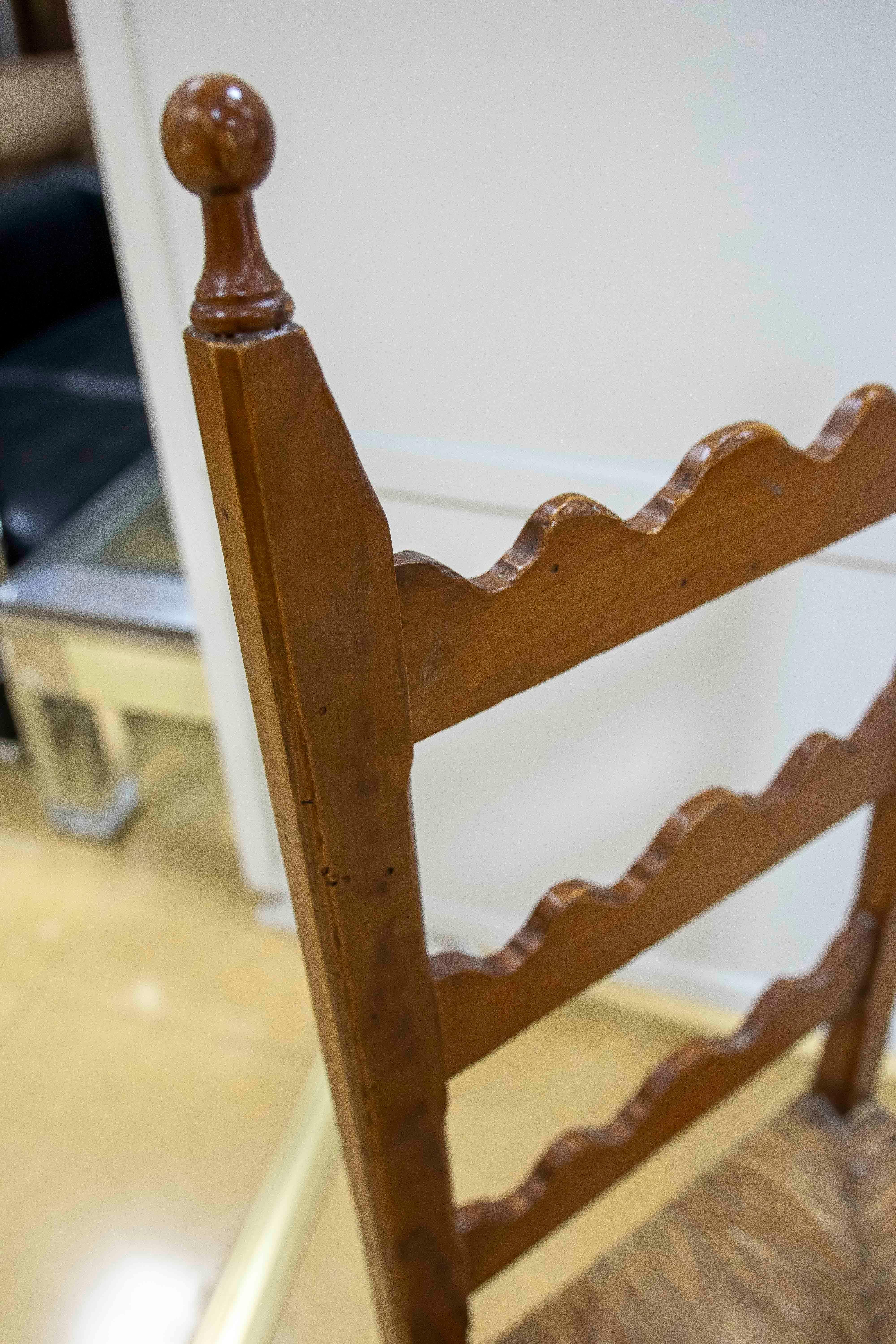 Ensemble espagnol des années 1970 composé de six chaises en pin avec assise en jonc en vente 2