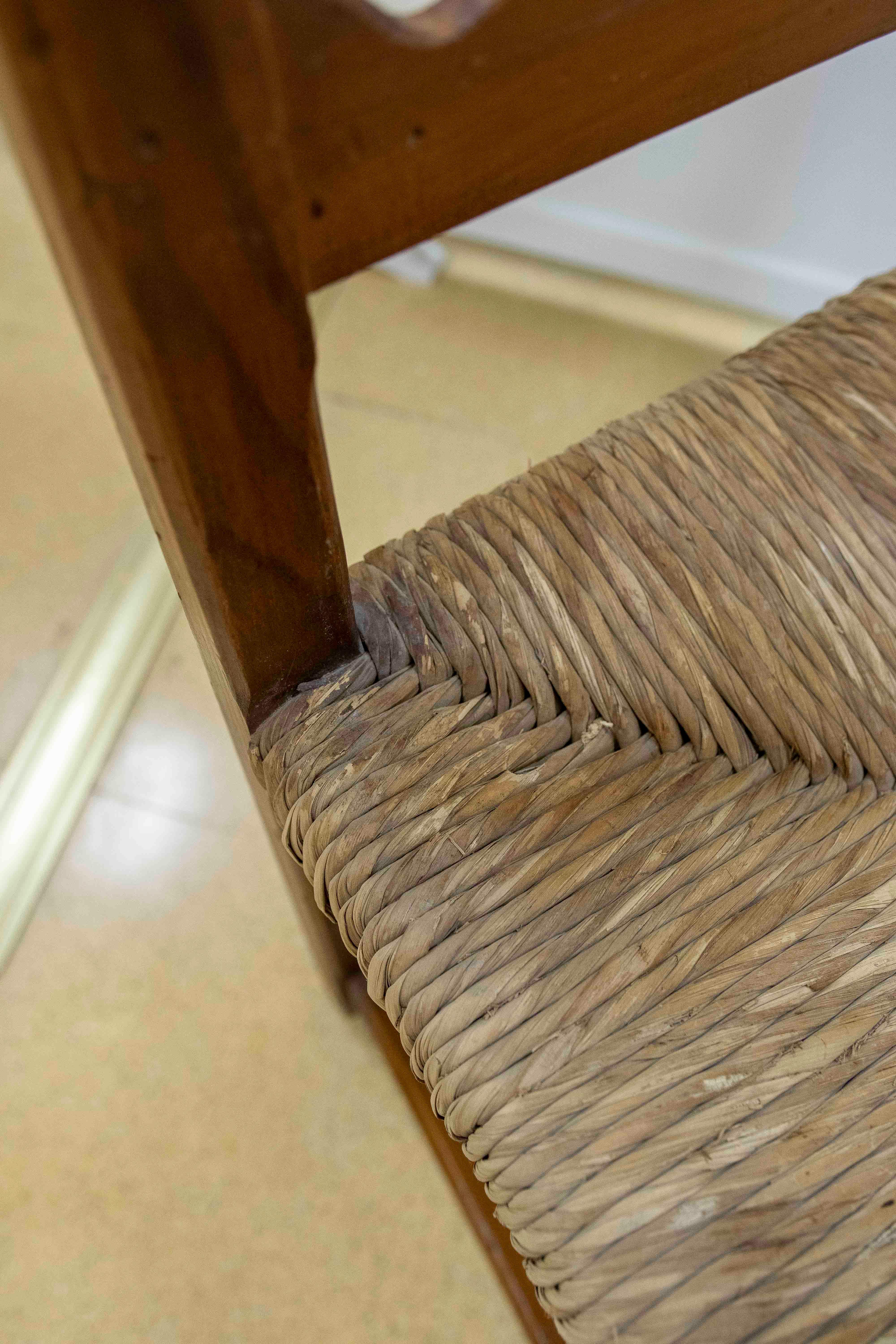 Ensemble espagnol des années 1970 composé de six chaises en pin avec assise en jonc en vente 3