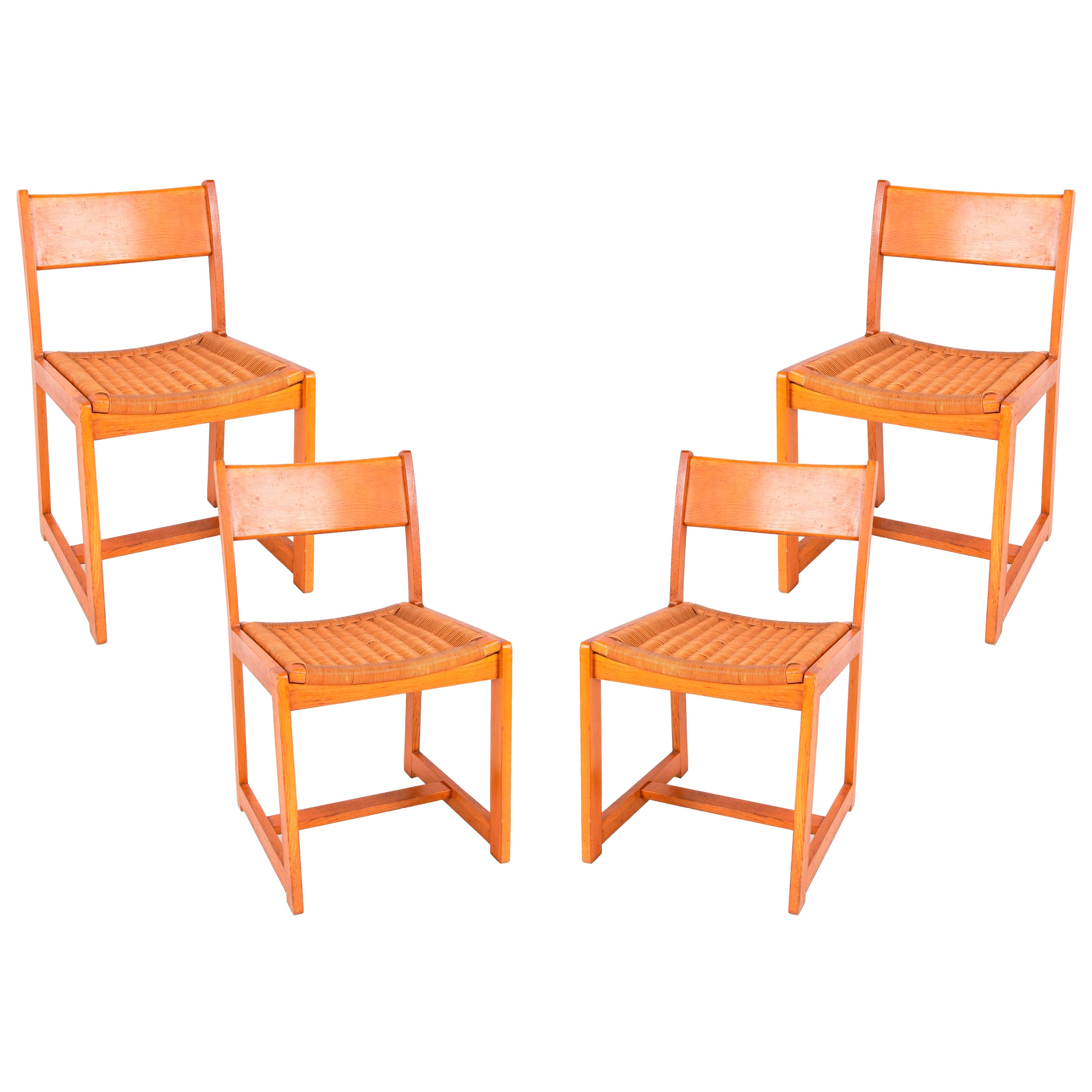 1970 - Ensemble espagnol de quatre chaises en bois et en osier en vente