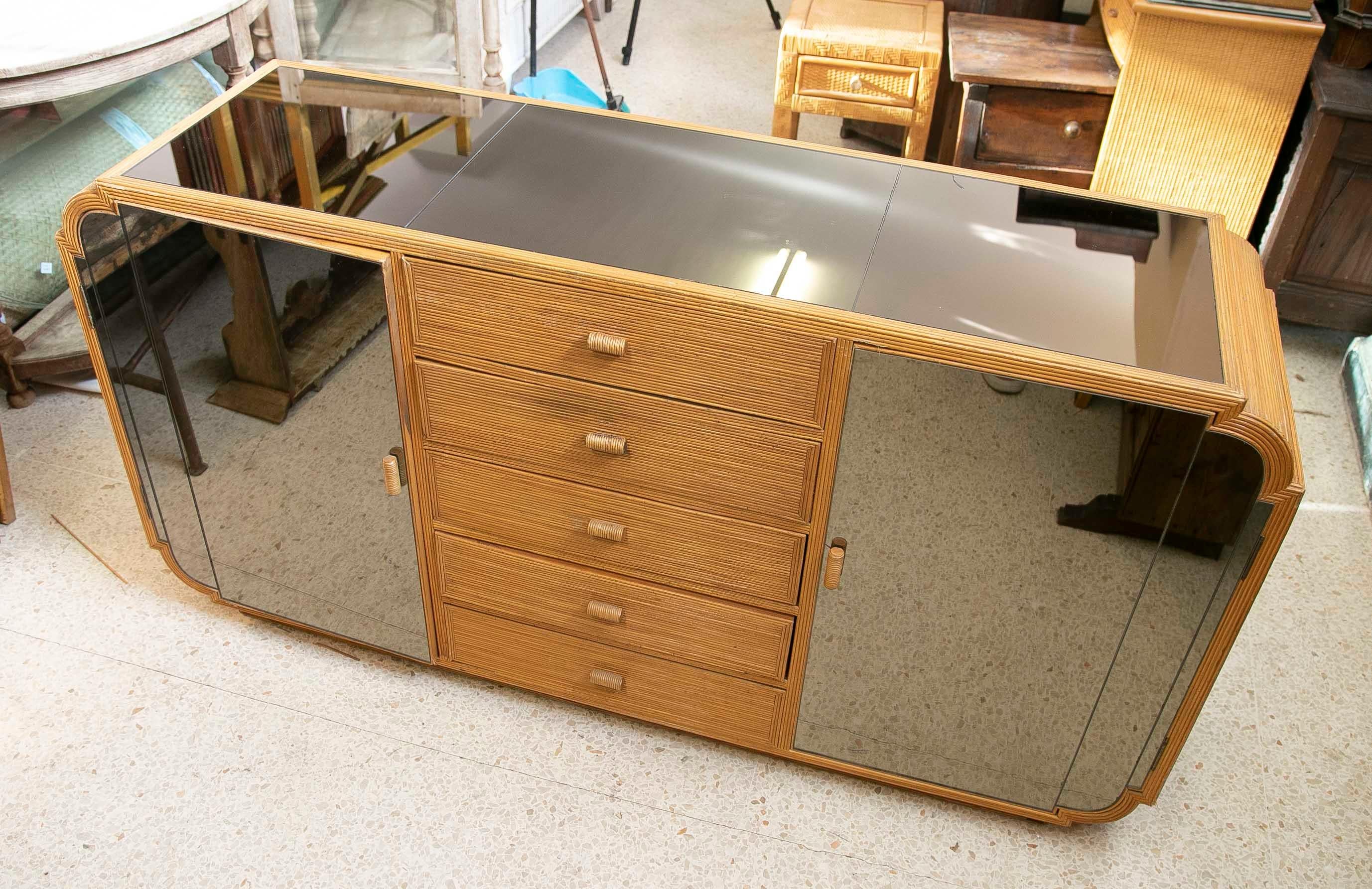 Credenza spagnola degli anni '70 in Wood e vimini con specchi originali in vendita 3