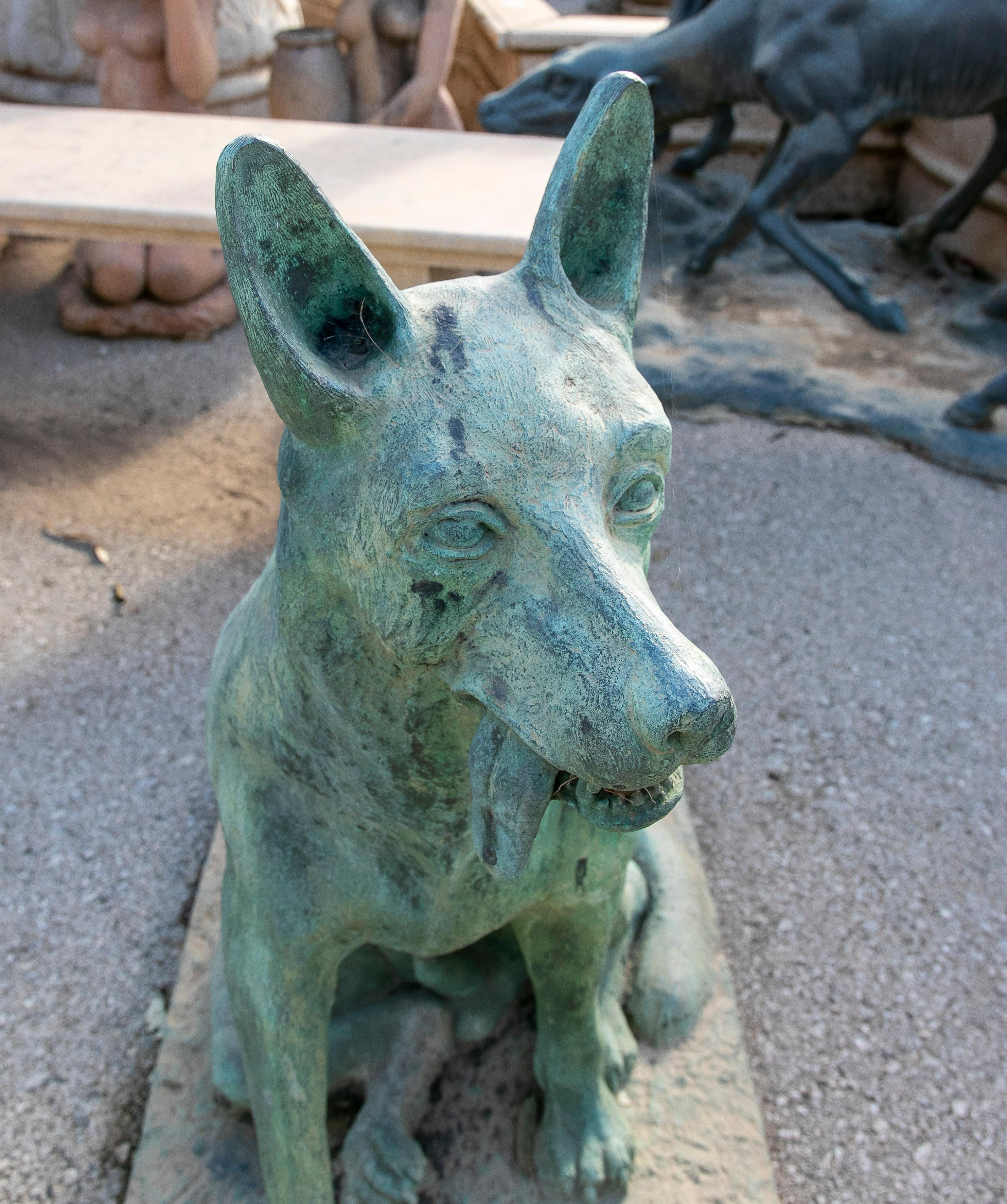 20ième siècle Sculpture de jardin espagnole en bronze grandeur nature avec chien, signée, années 1970 en vente