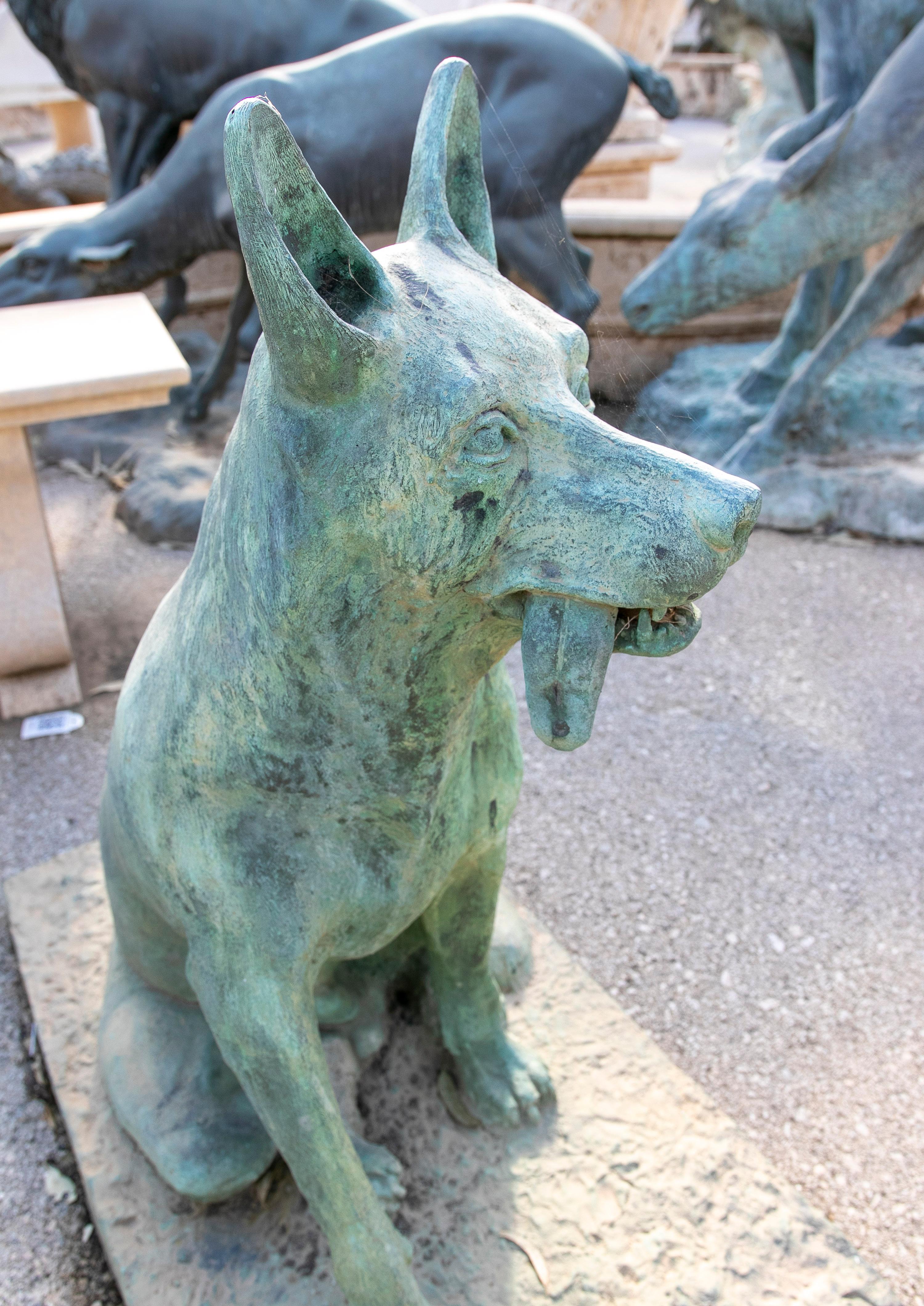 Bronze Sculpture de jardin espagnole en bronze grandeur nature avec chien, signée, années 1970 en vente