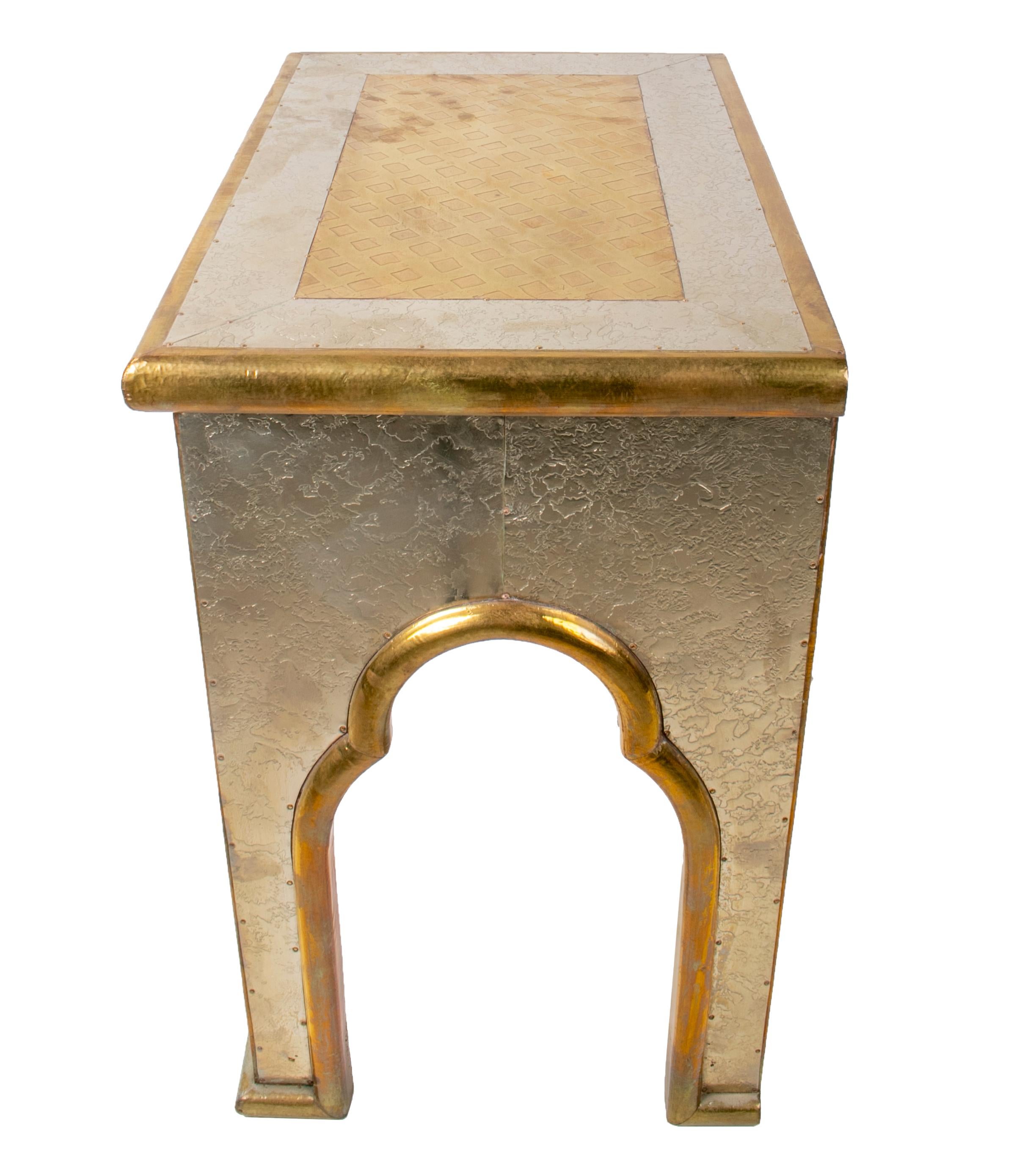 Table d'appoint espagnole à deux tiroirs et plaquée bronze bicolore des années 1970 Bon état - En vente à Marbella, ES