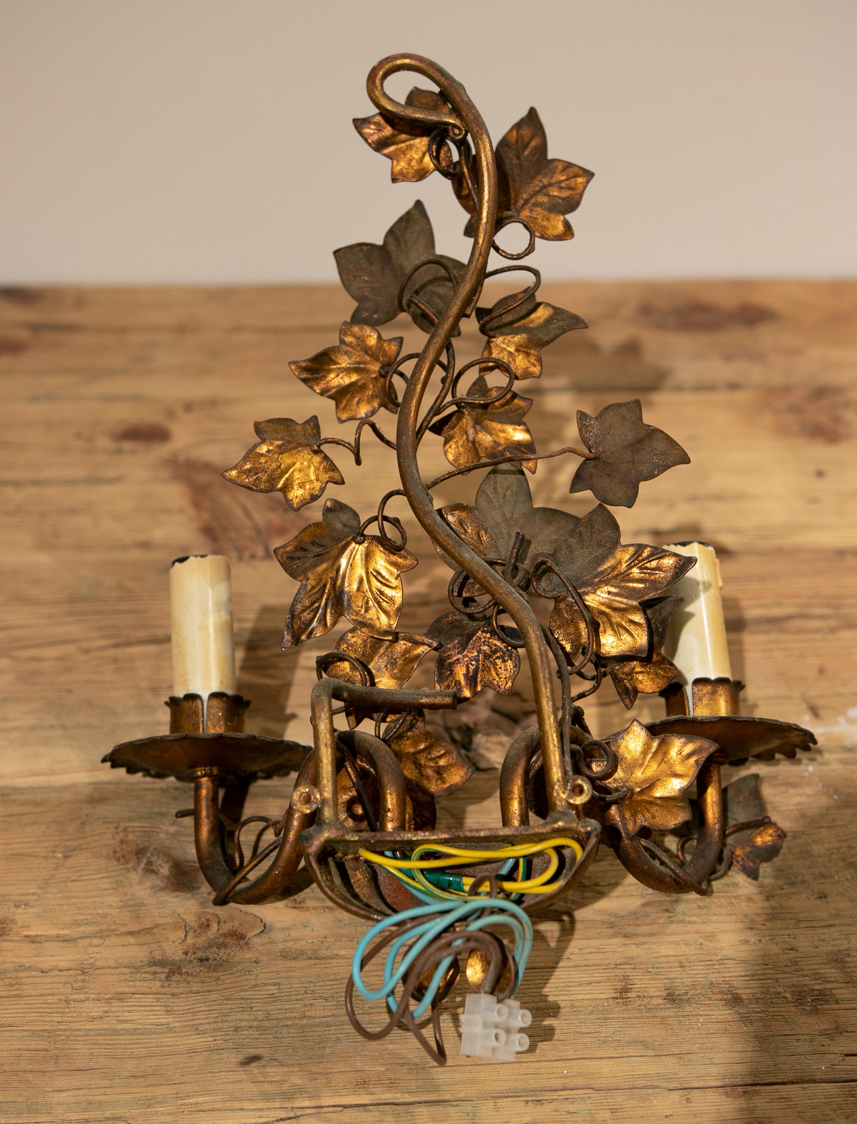 1970s Spanish Wall Lamp in Gilded Metal in the Shape of Branches and Leaves For Sale 3