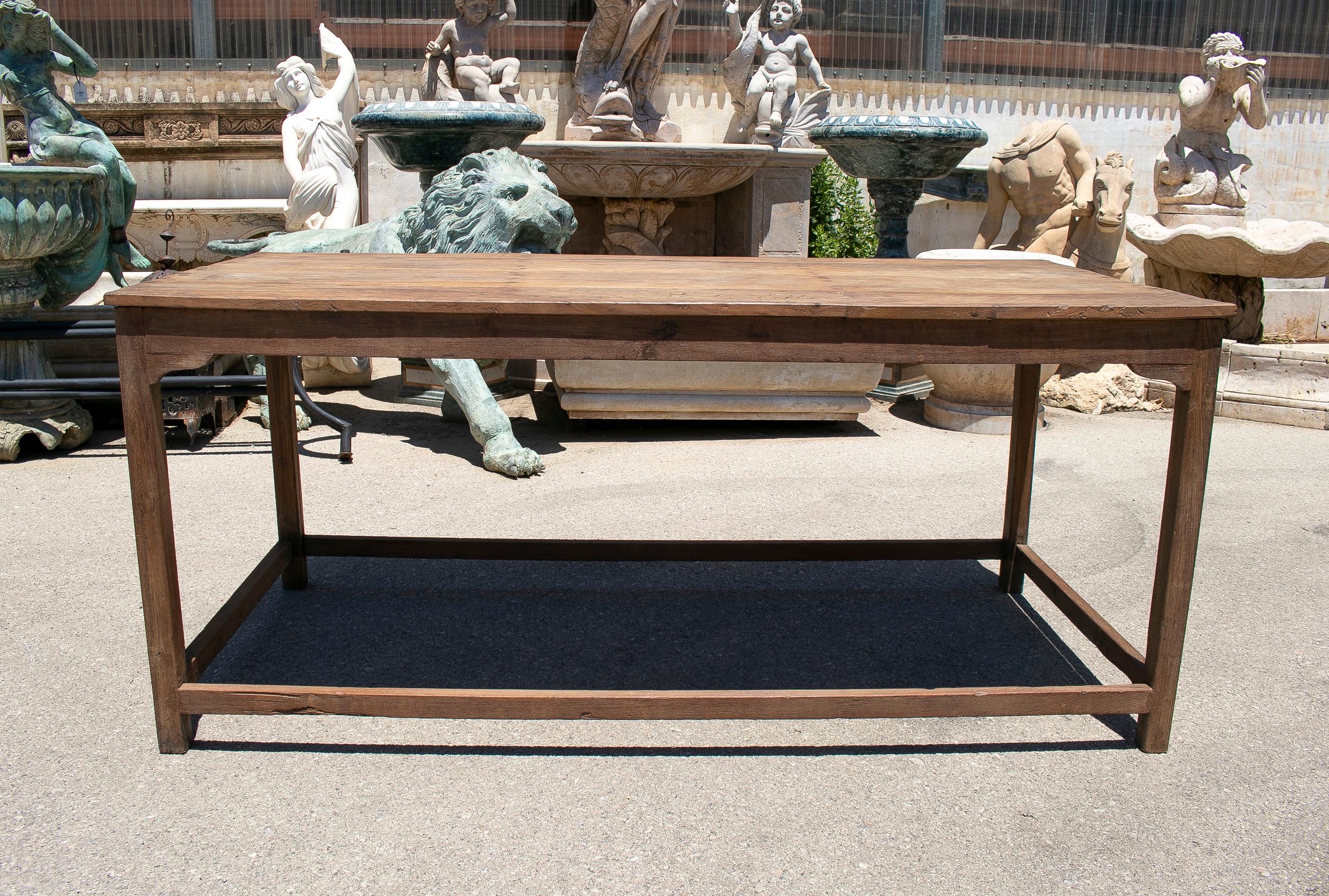 Table de tailleur rustique des années 1970 en bois lavé espagnol avec des pieds en croix.