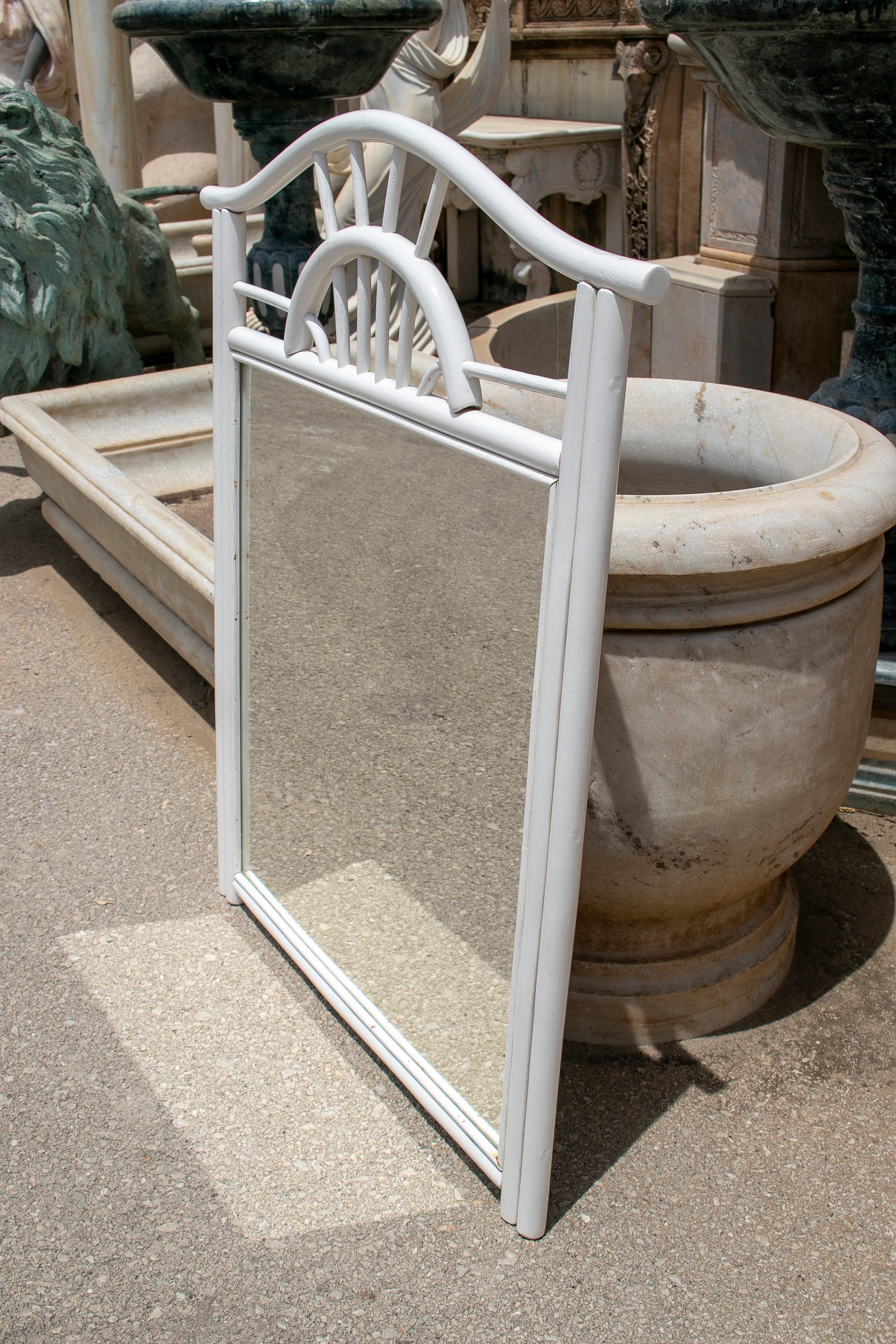1970s Spanish White Bamboo Wall Mirror In Good Condition For Sale In Marbella, ES