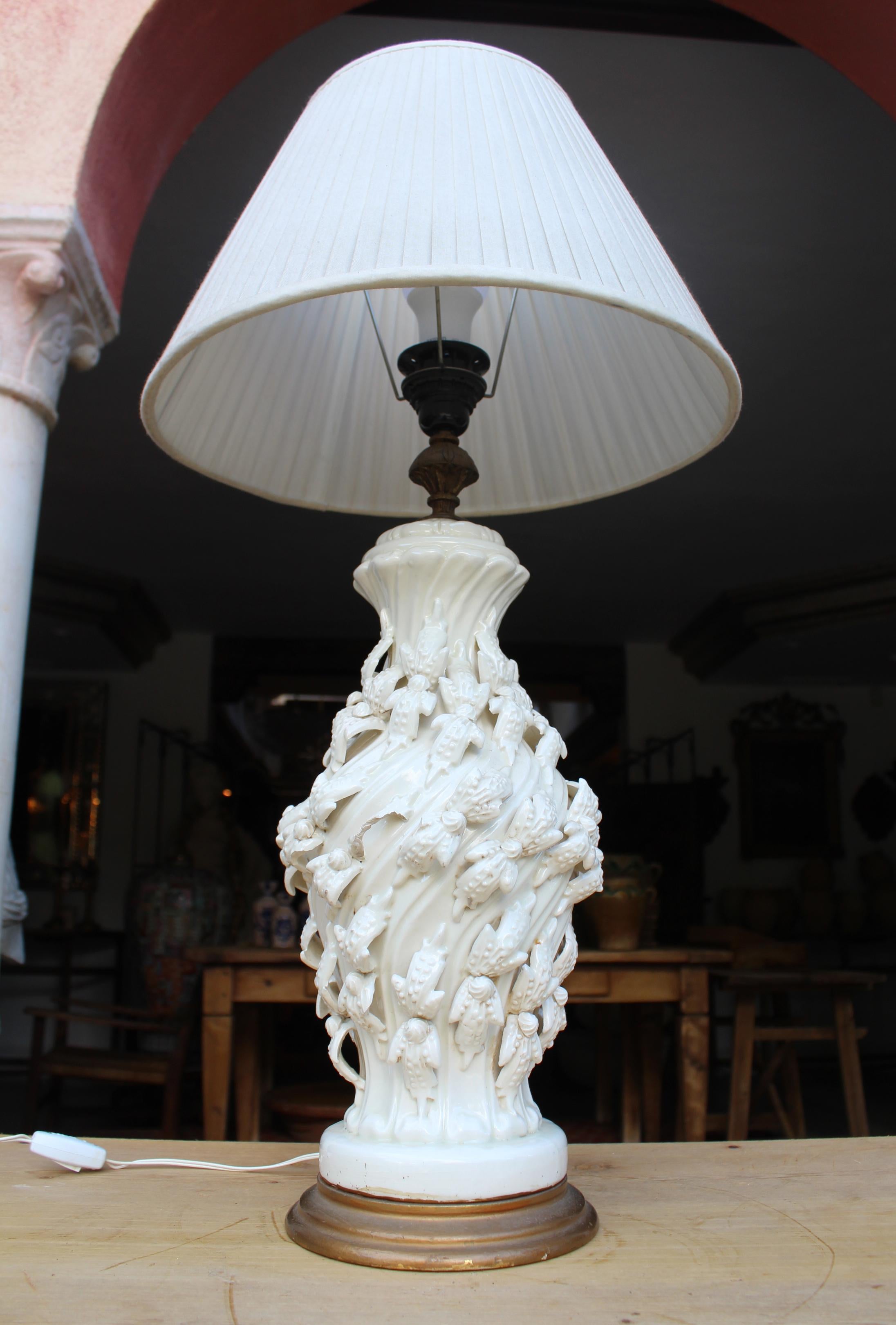 1970s Spanish white glazed Manises ceramic white table lamp with wooden base; typical of Valencia. Decorated with flowers.