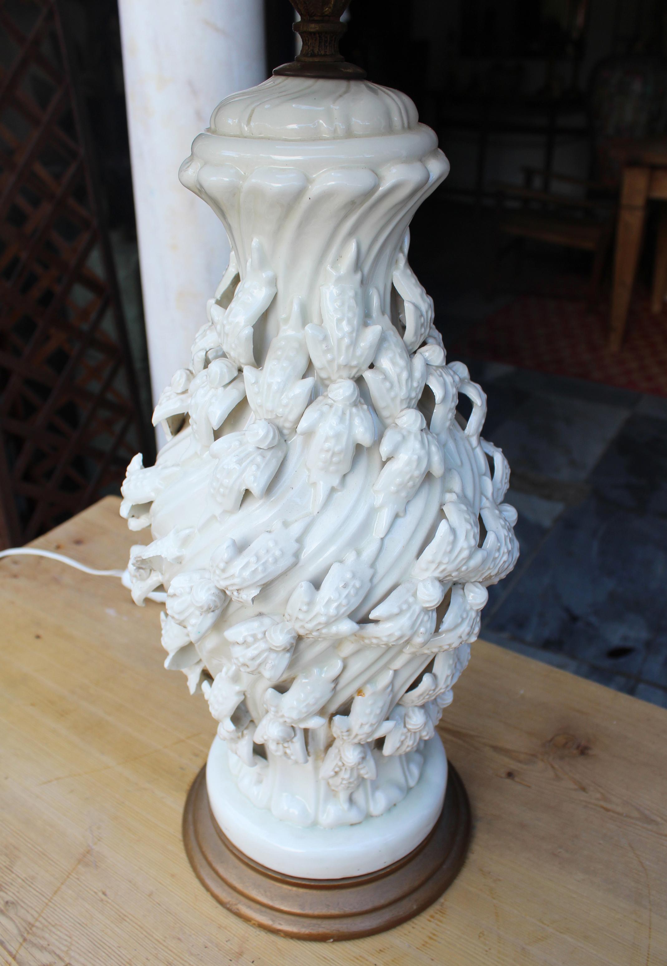 1970s Spanish White Glazed Manises Ceramic Table Lamp with Wooden Base In Fair Condition In Marbella, ES