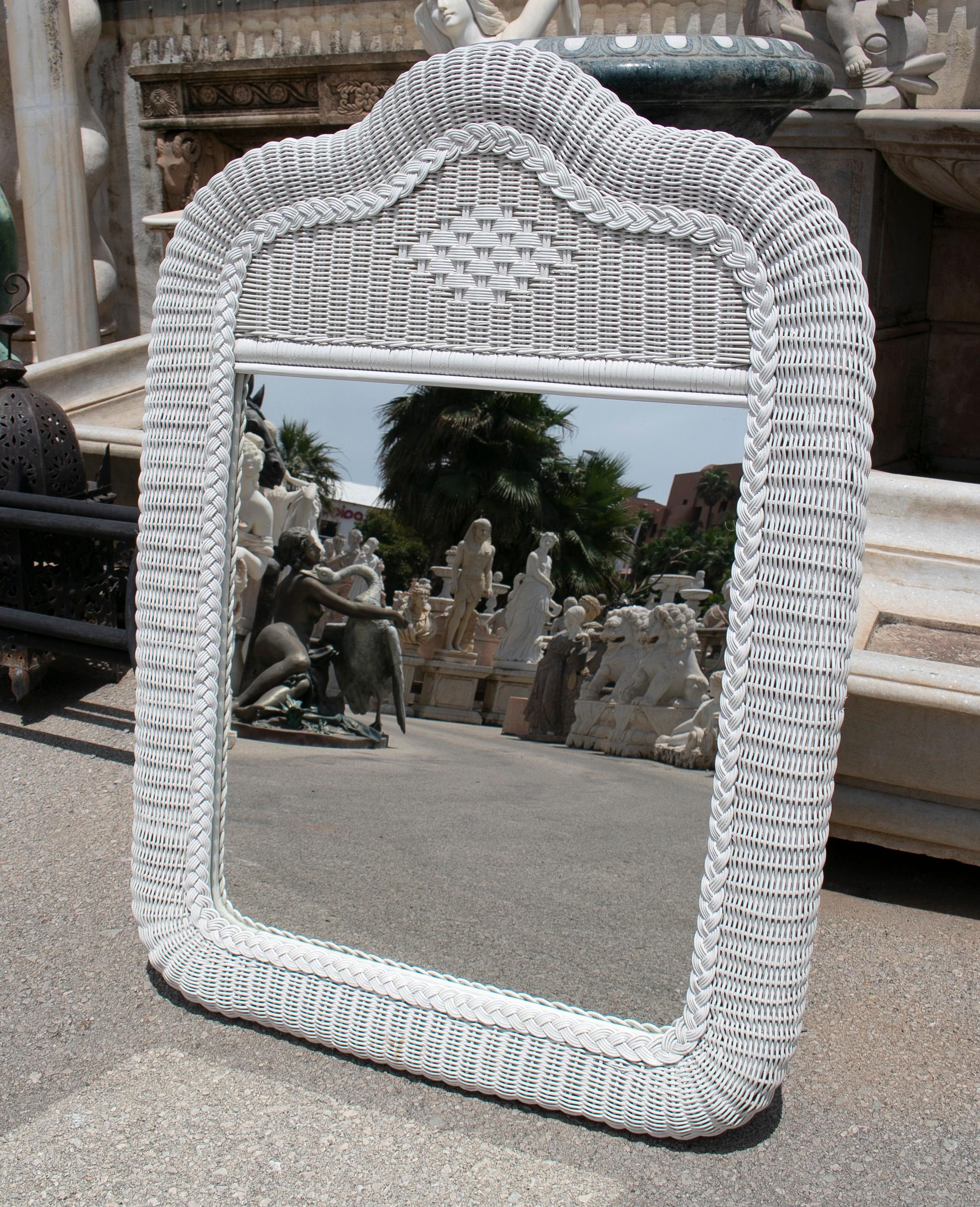 Specchio da parete vintage anni '70 in vimini bianco intrecciato a mano.