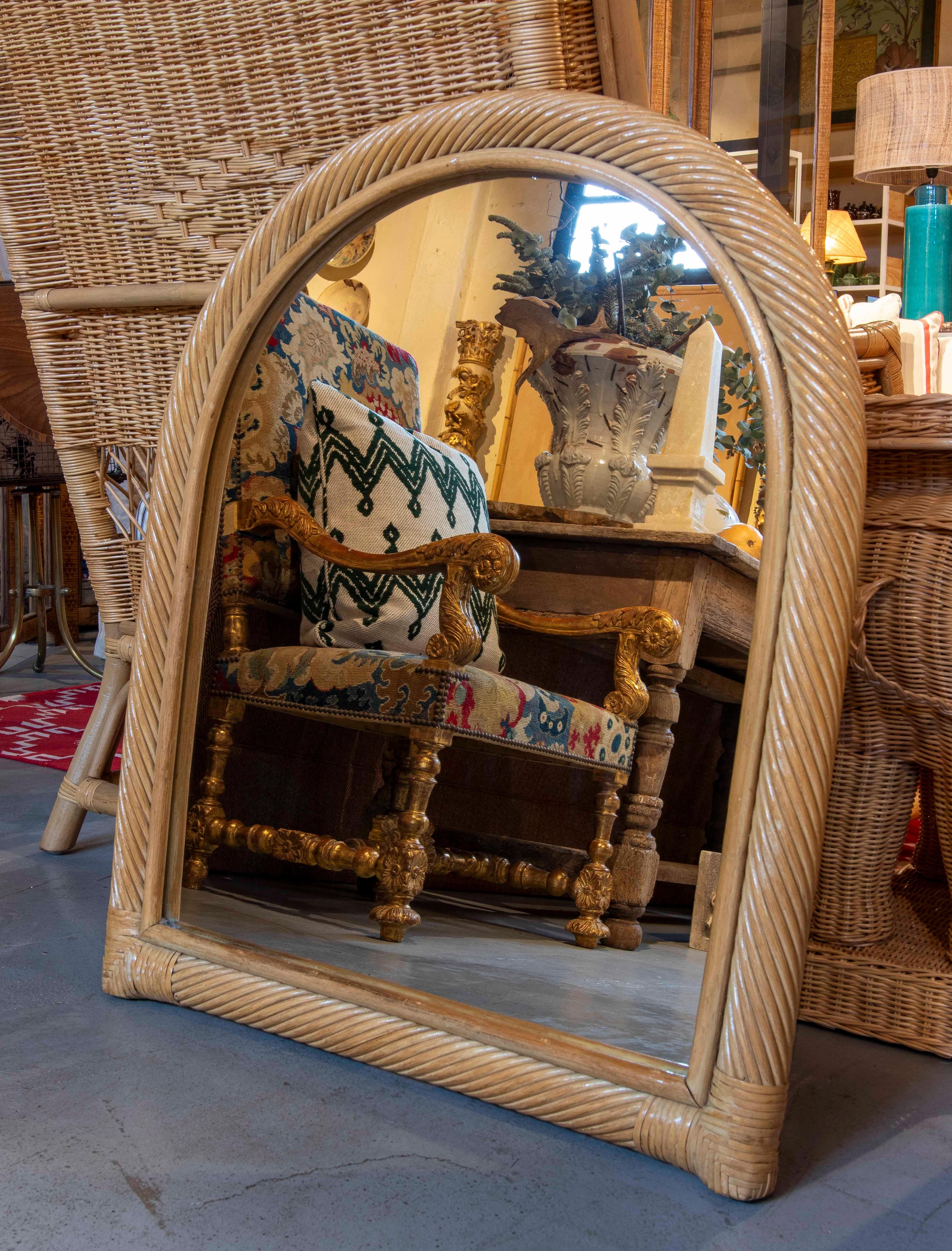 1970s  Spanish Wicker and Bamboo Mirror with Arched Top  In Good Condition For Sale In Marbella, ES
