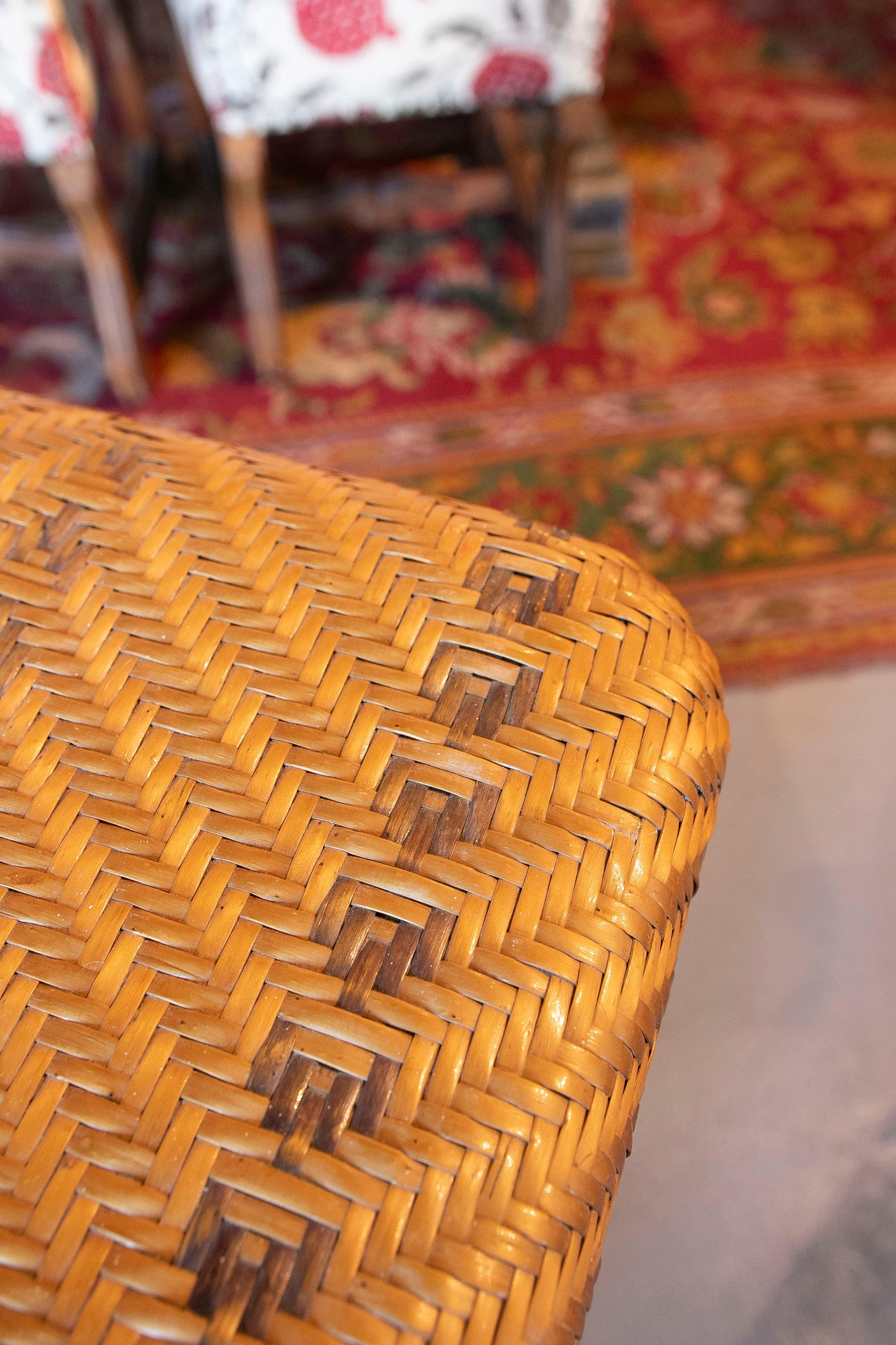 Table d'appoint espagnole en osier et bois des années 1970 dans les tons Brown et Greene en vente 6
