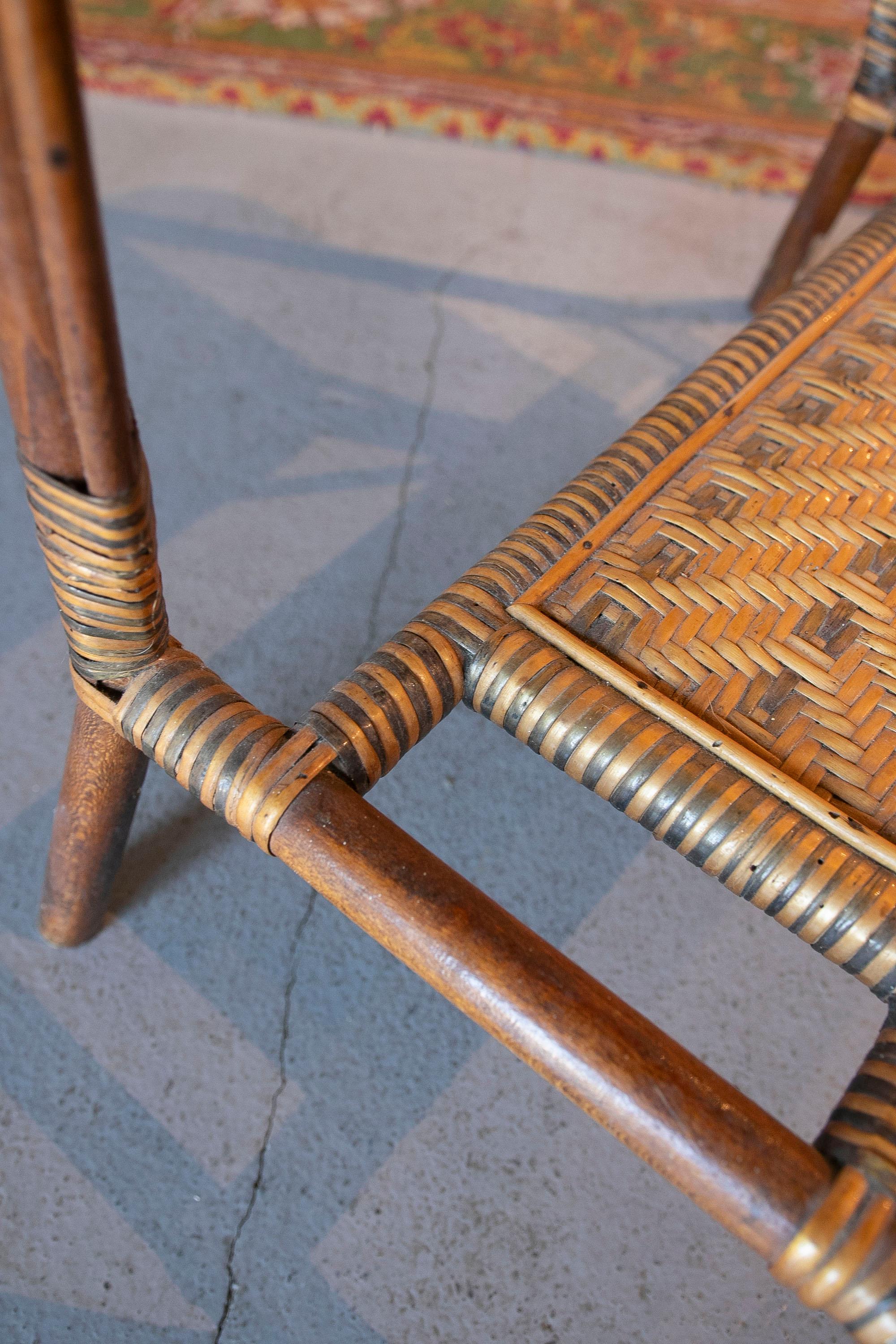 Table d'appoint espagnole en osier et bois des années 1970 dans les tons Brown et Greene en vente 7