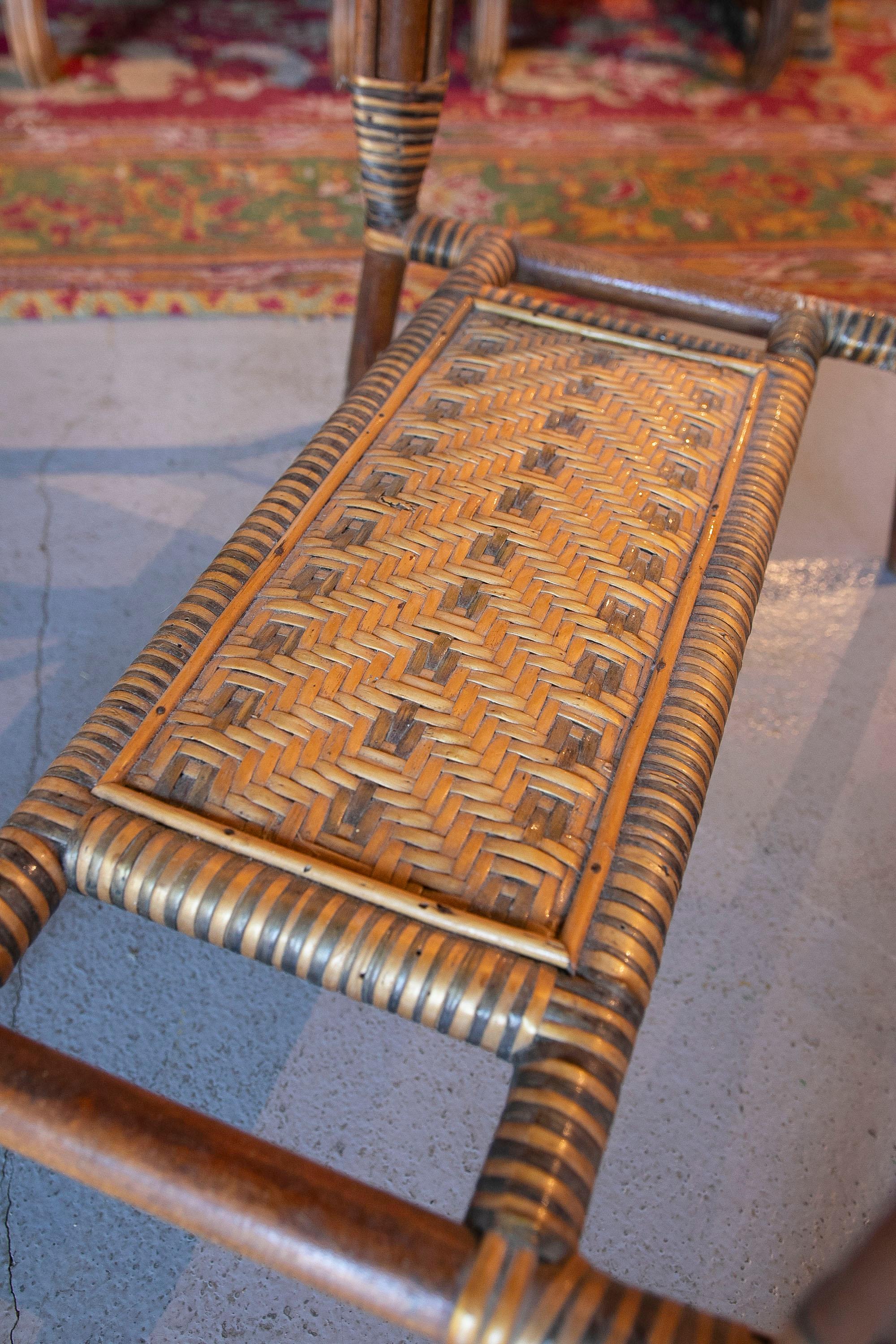 Table d'appoint espagnole en osier et bois des années 1970 dans les tons Brown et Greene en vente 8