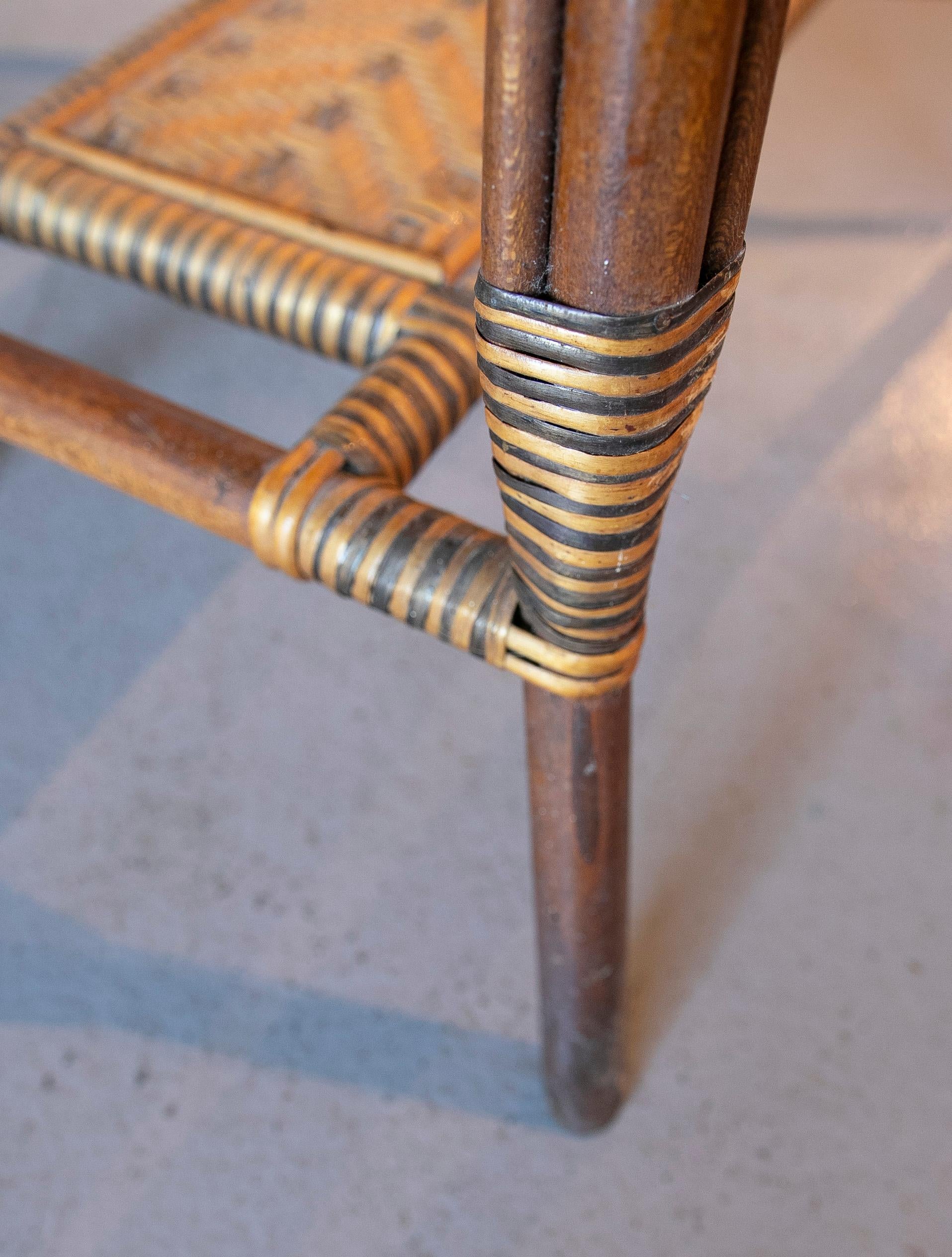 Table d'appoint espagnole en osier et bois des années 1970 dans les tons Brown et Greene en vente 9