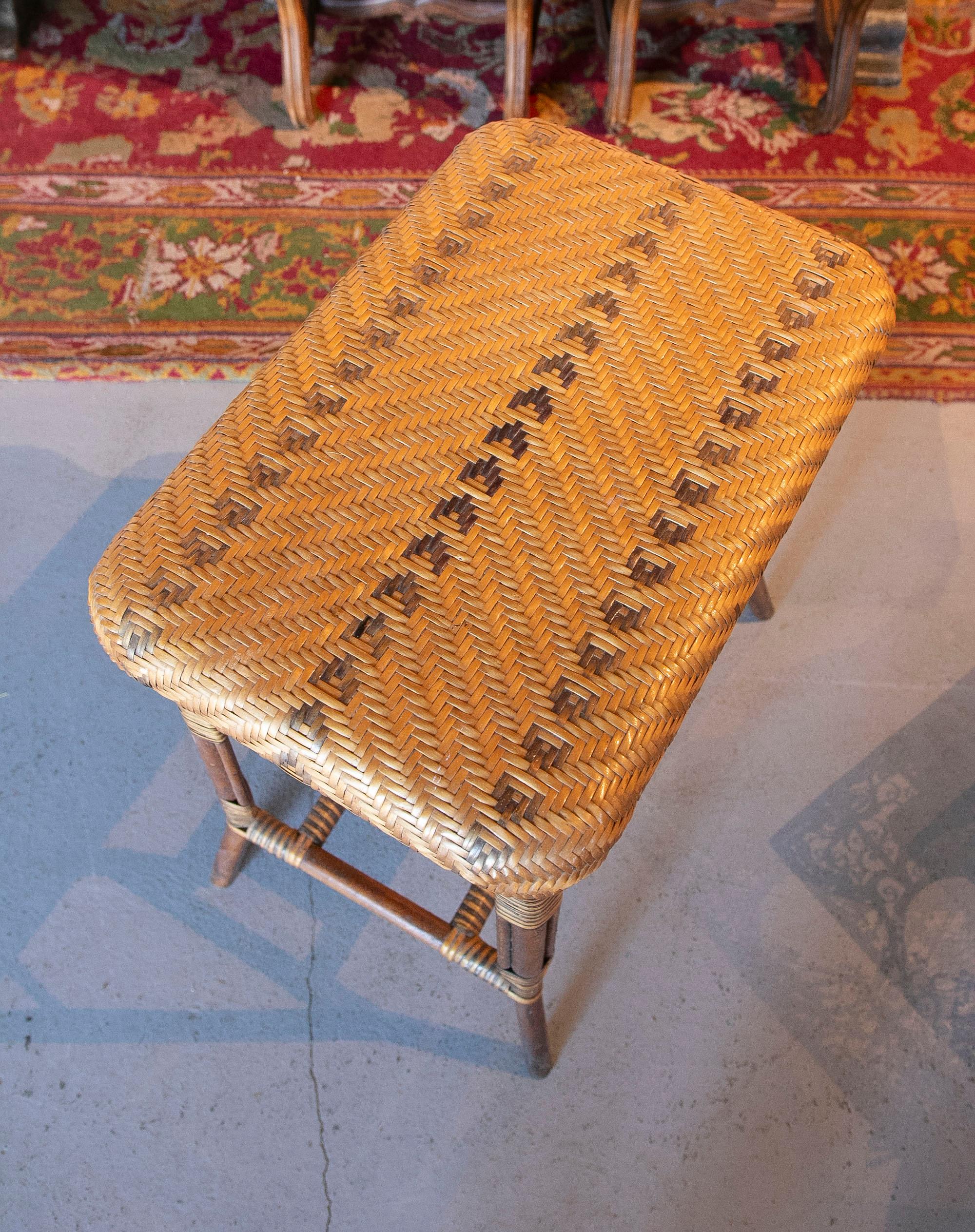 Table d'appoint espagnole en osier et bois des années 1970 dans les tons Brown et Greene en vente 10