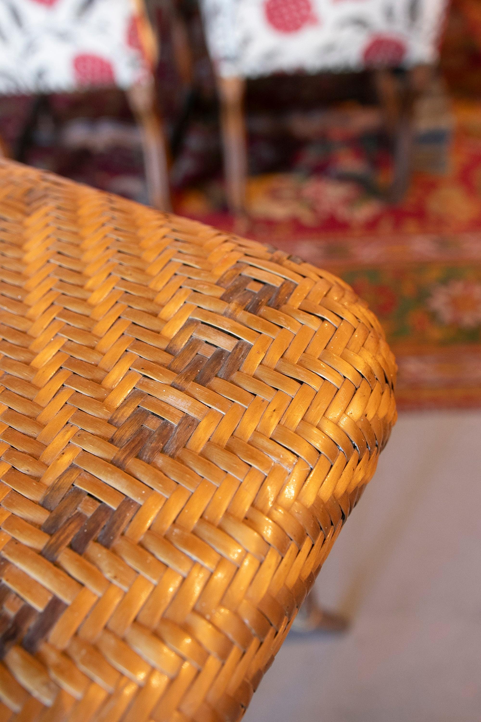 Table d'appoint espagnole en osier et bois des années 1970 dans les tons Brown et Greene en vente 11