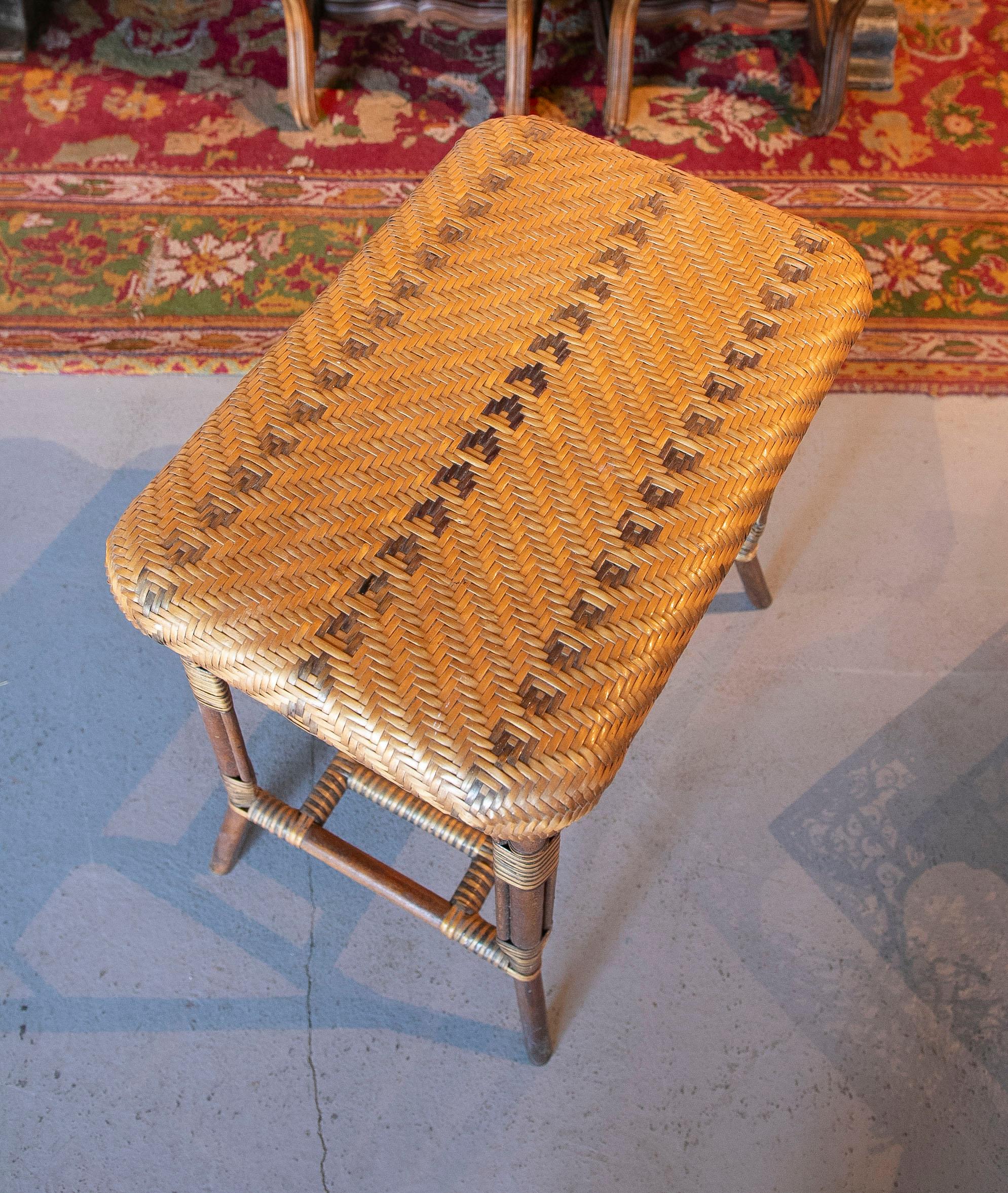 Table d'appoint espagnole en osier et bois des années 1970 dans les tons Brown et Greene en vente 13