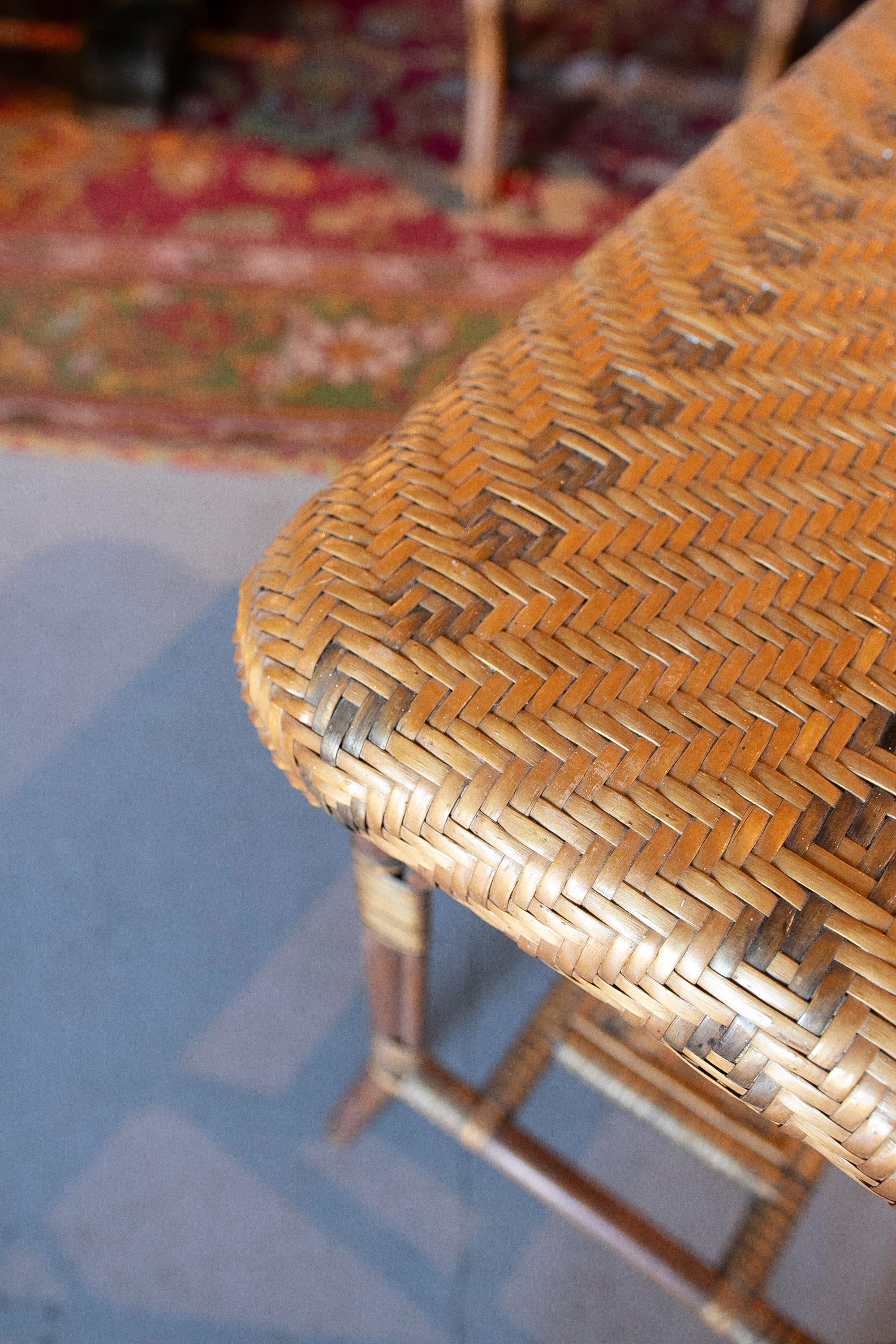 Table d'appoint espagnole en osier et bois des années 1970 dans les tons Brown et Greene en vente 14