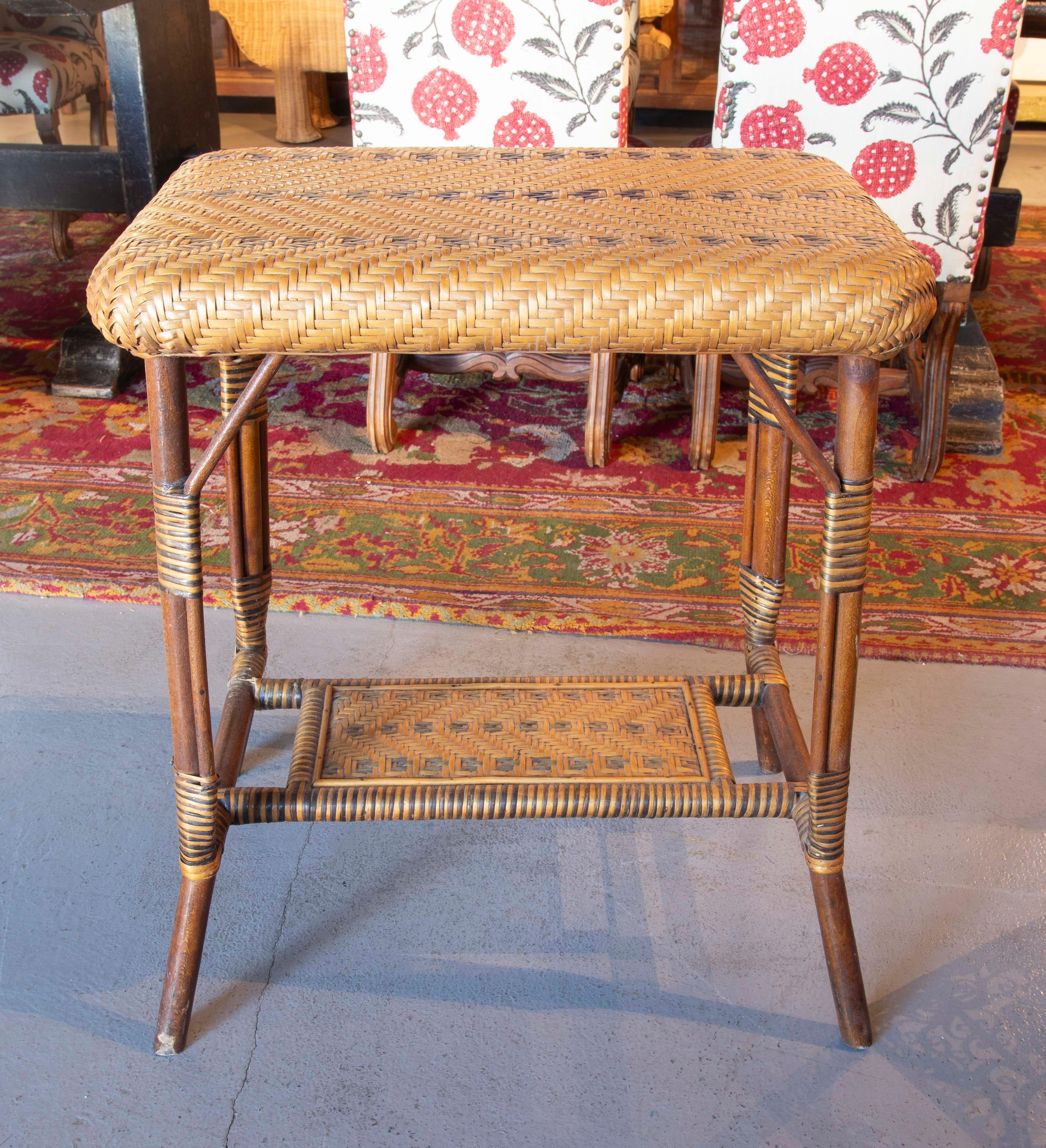 Espagnol Table d'appoint espagnole en osier et bois des années 1970 dans les tons Brown et Greene en vente