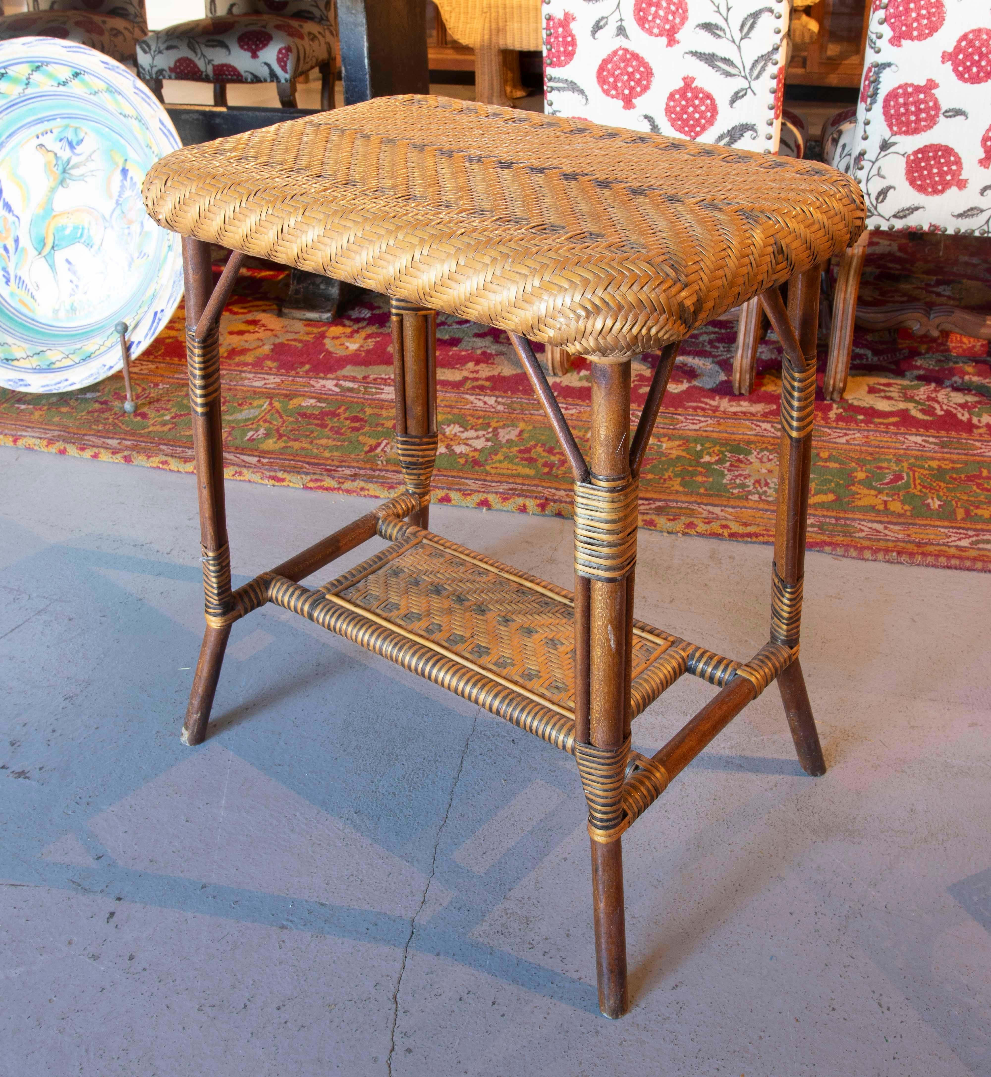Table d'appoint espagnole en osier et bois des années 1970 dans les tons Brown et Greene Bon état - En vente à Marbella, ES