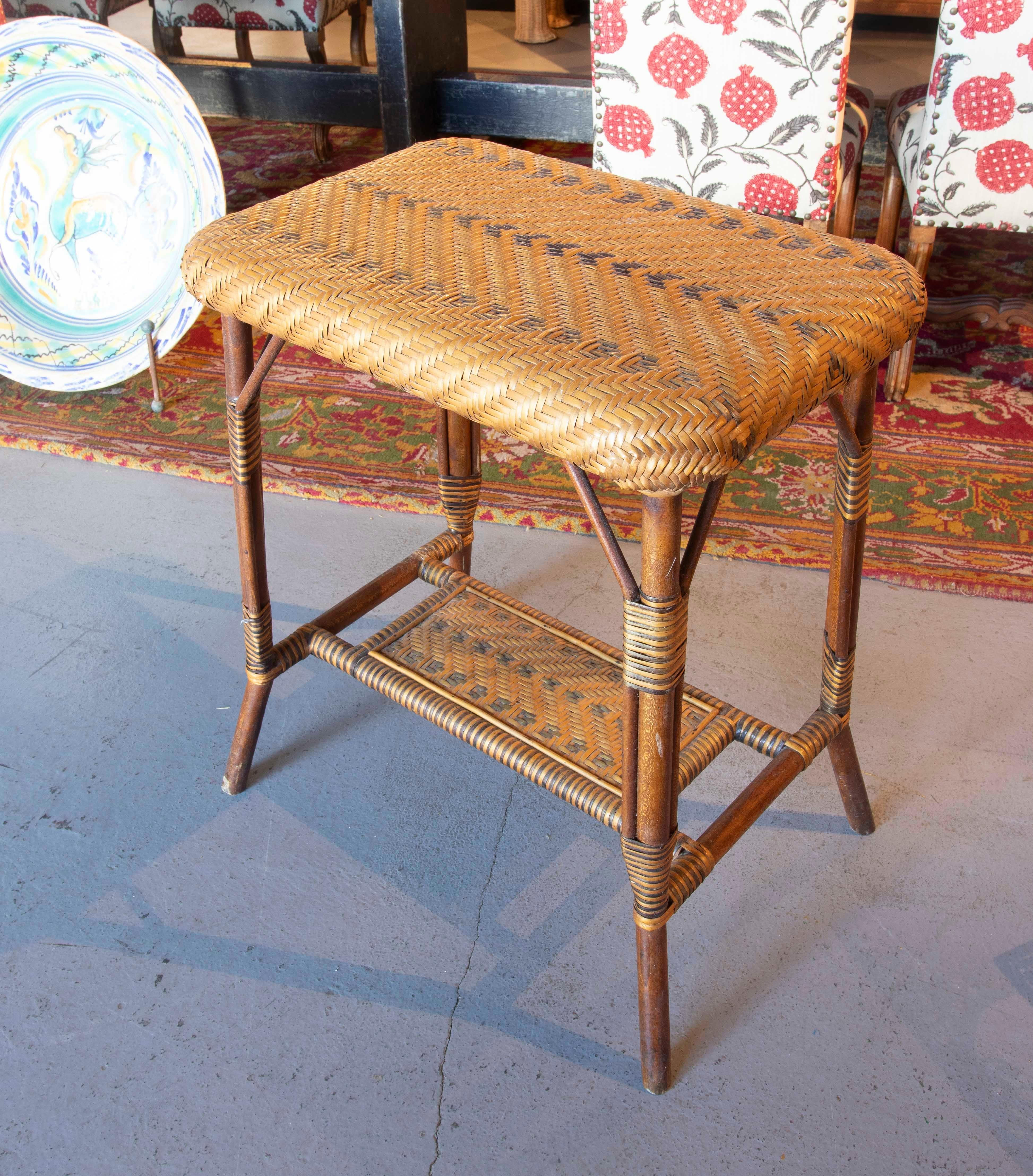 20ième siècle Table d'appoint espagnole en osier et bois des années 1970 dans les tons Brown et Greene en vente