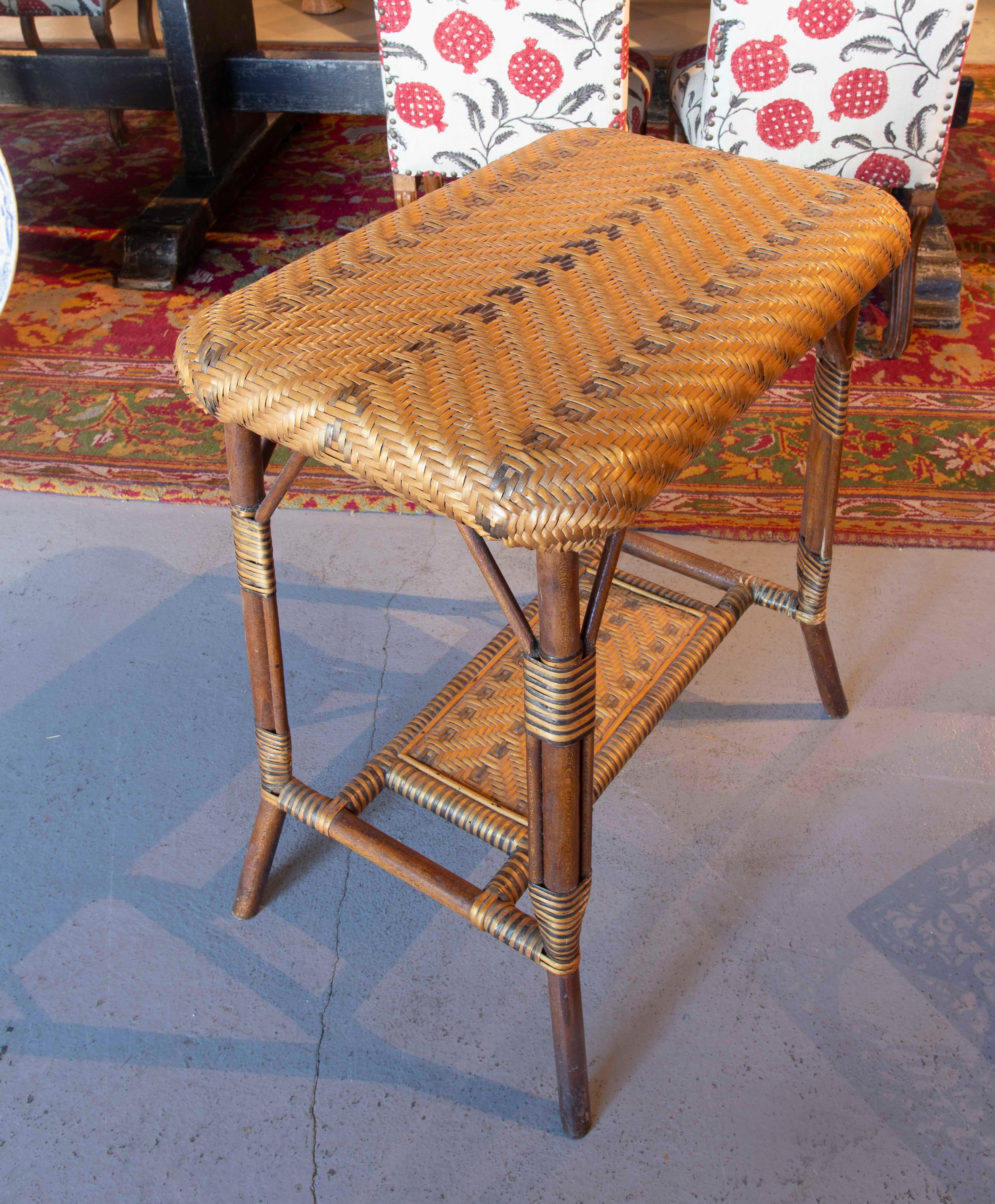 Table d'appoint espagnole en osier et bois des années 1970 dans les tons Brown et Greene en vente 1