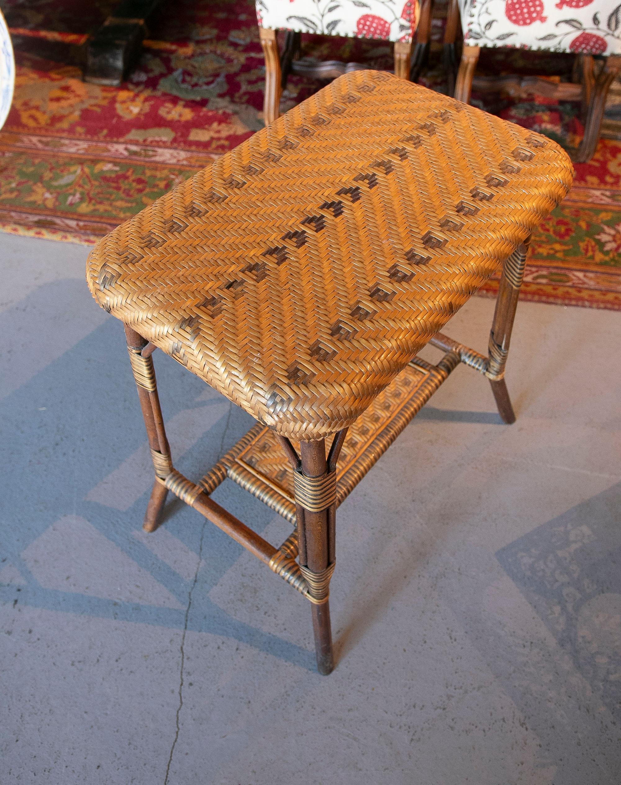 Table d'appoint espagnole en osier et bois des années 1970 dans les tons Brown et Greene en vente 2