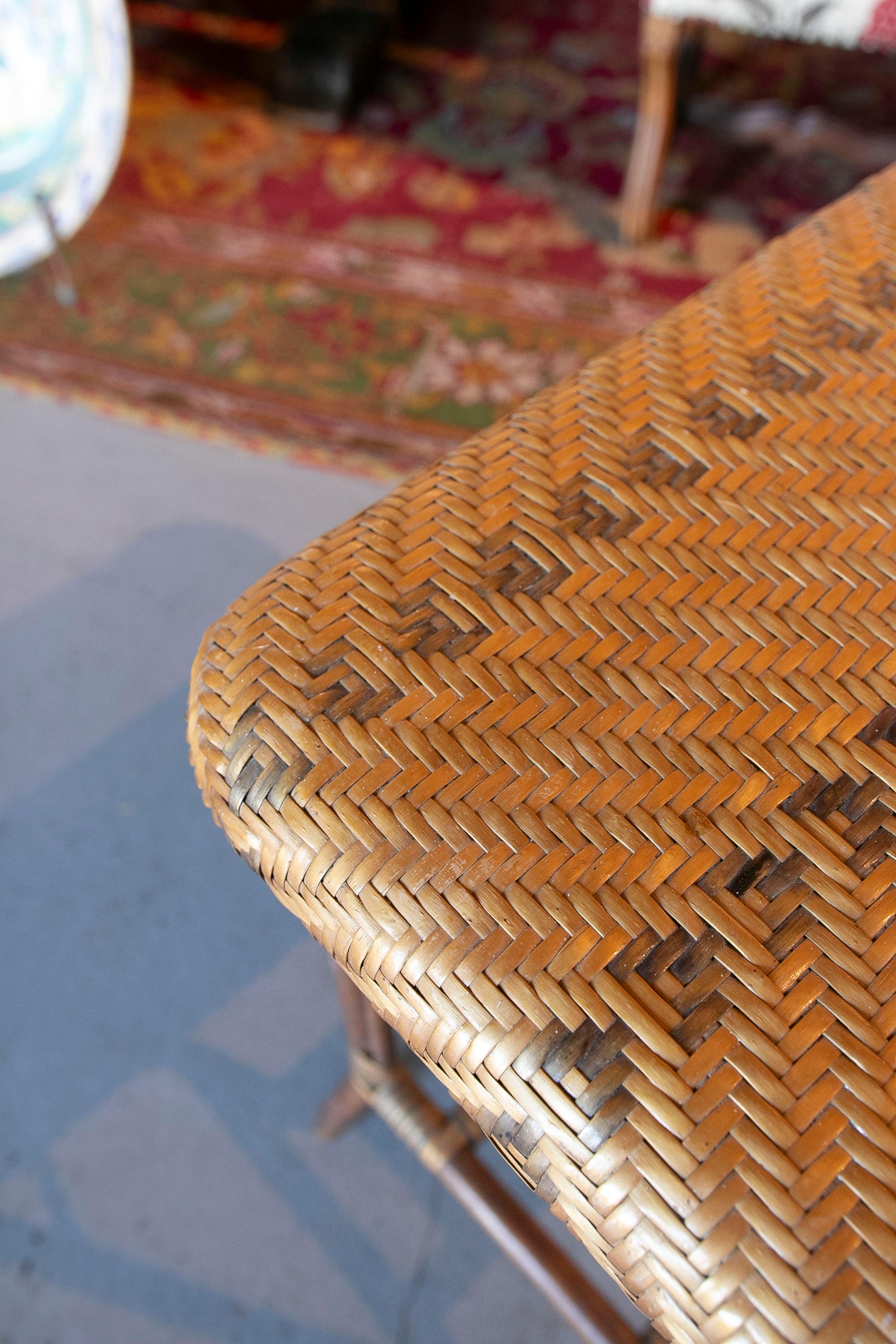Table d'appoint espagnole en osier et bois des années 1970 dans les tons Brown et Greene en vente 3