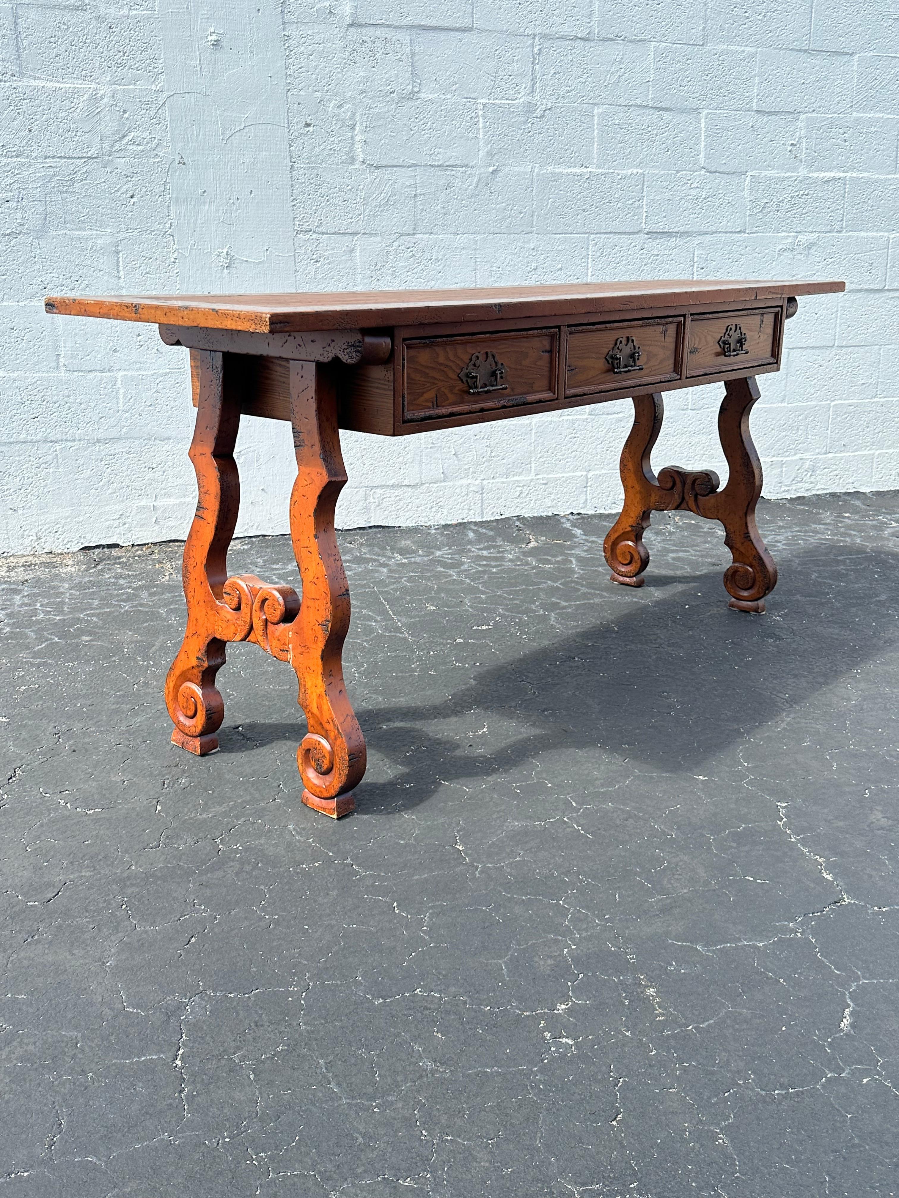 Tavolo consolle in stile brutalista in legno spagnolo degli anni '70 in vendita 3