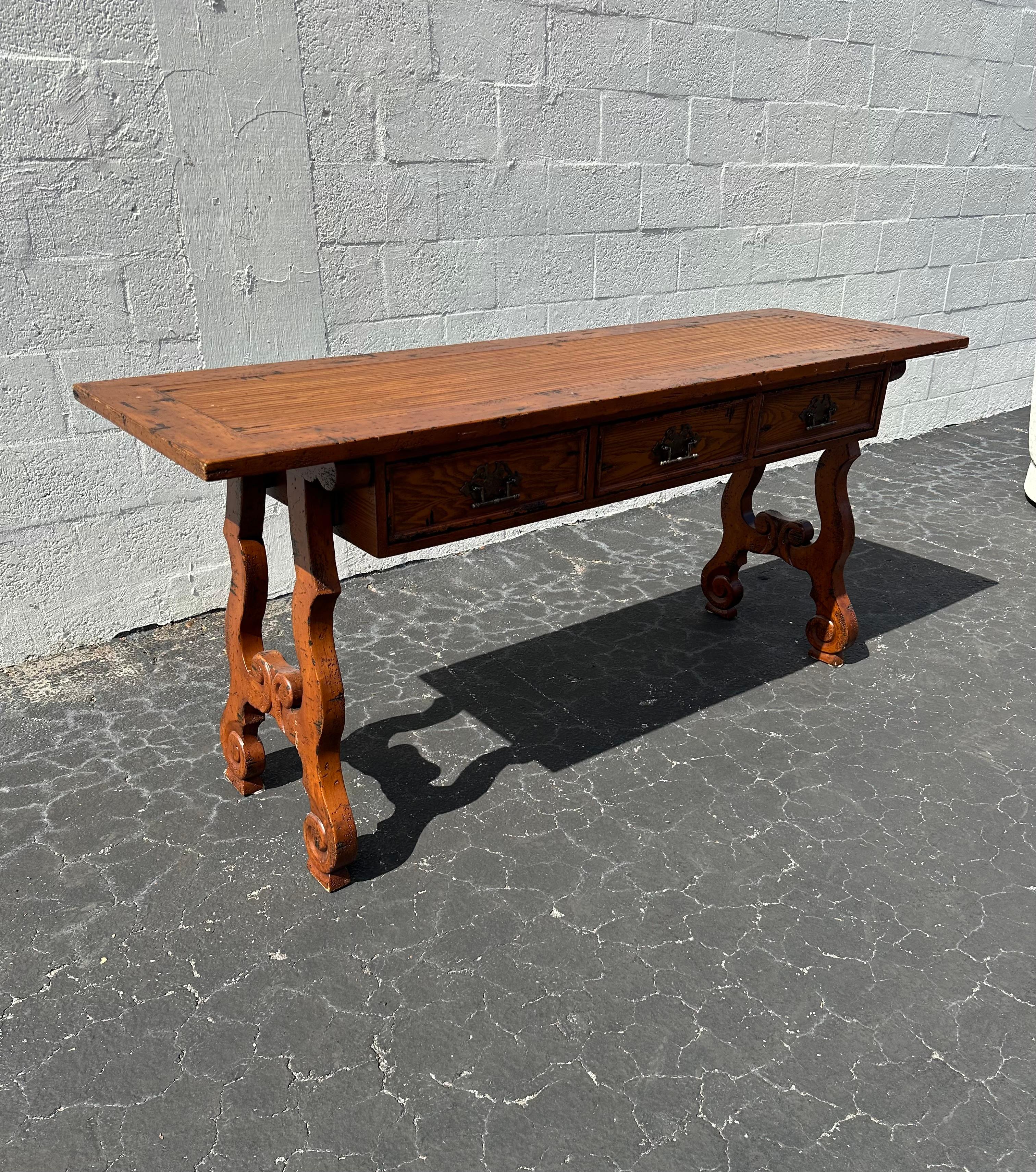 Spagnolo Tavolo consolle in stile brutalista in legno spagnolo degli anni '70 in vendita