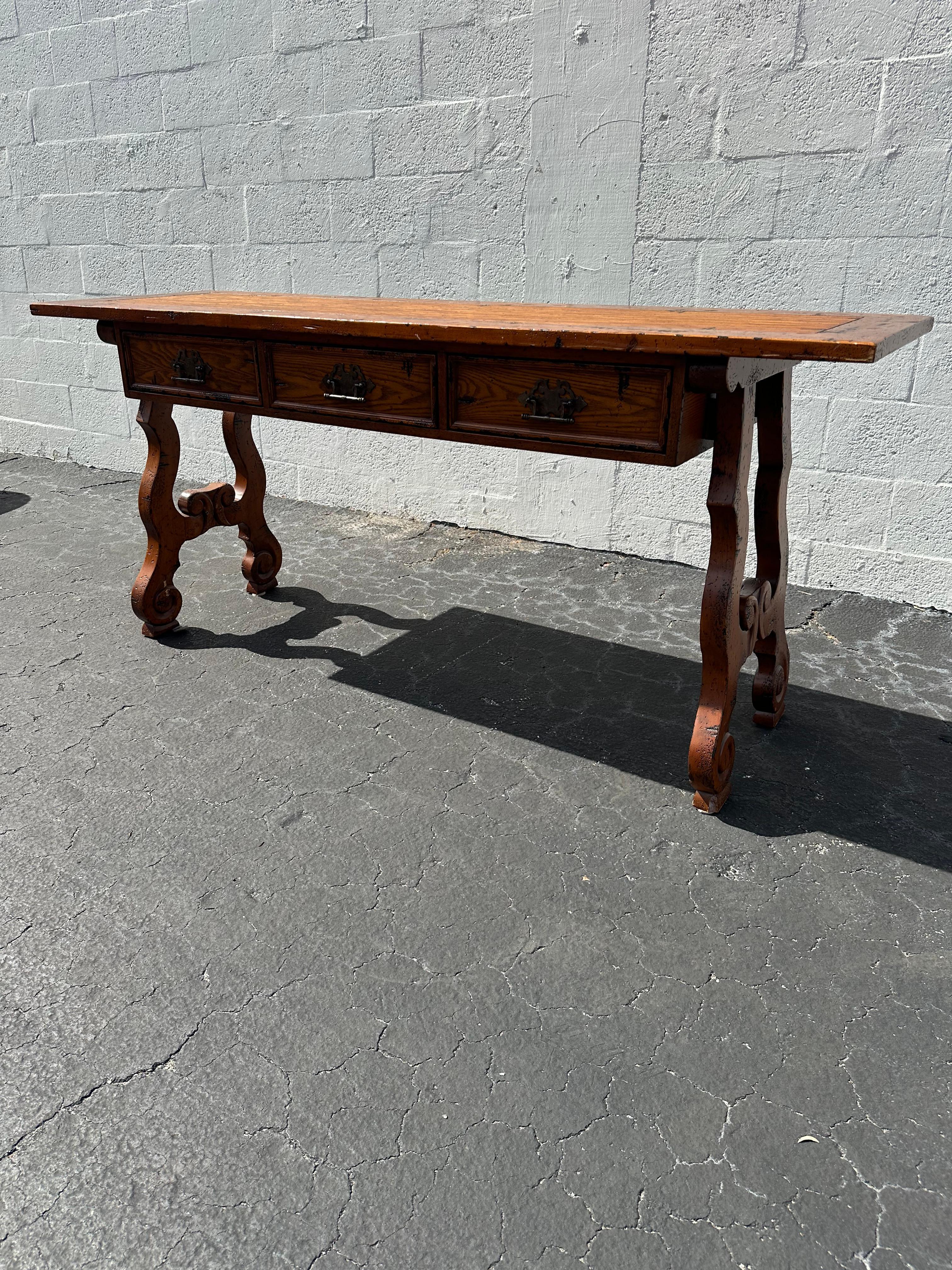 Fine XX secolo Tavolo consolle in stile brutalista in legno spagnolo degli anni '70 in vendita