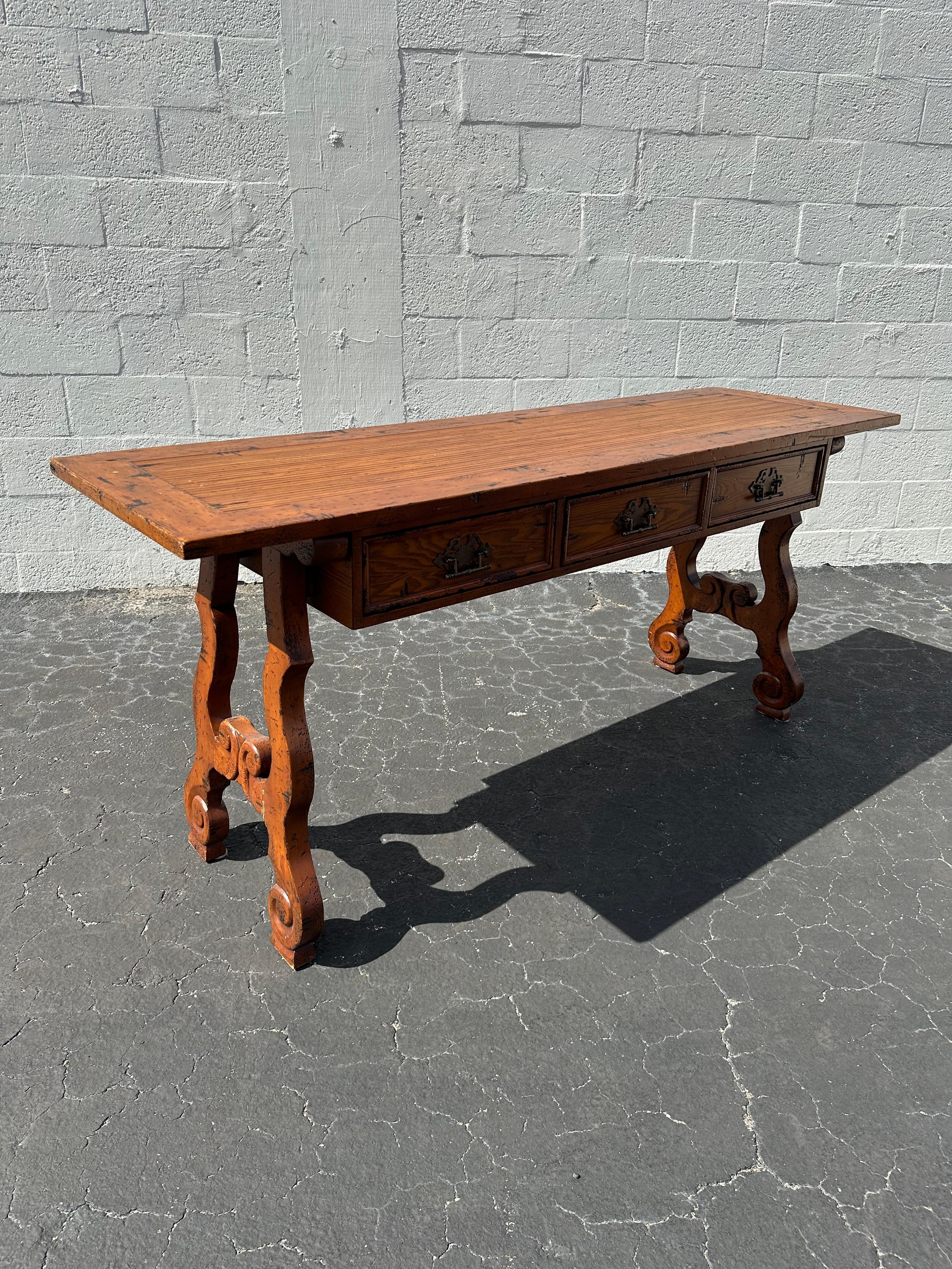 Legno Tavolo consolle in stile brutalista in legno spagnolo degli anni '70 in vendita