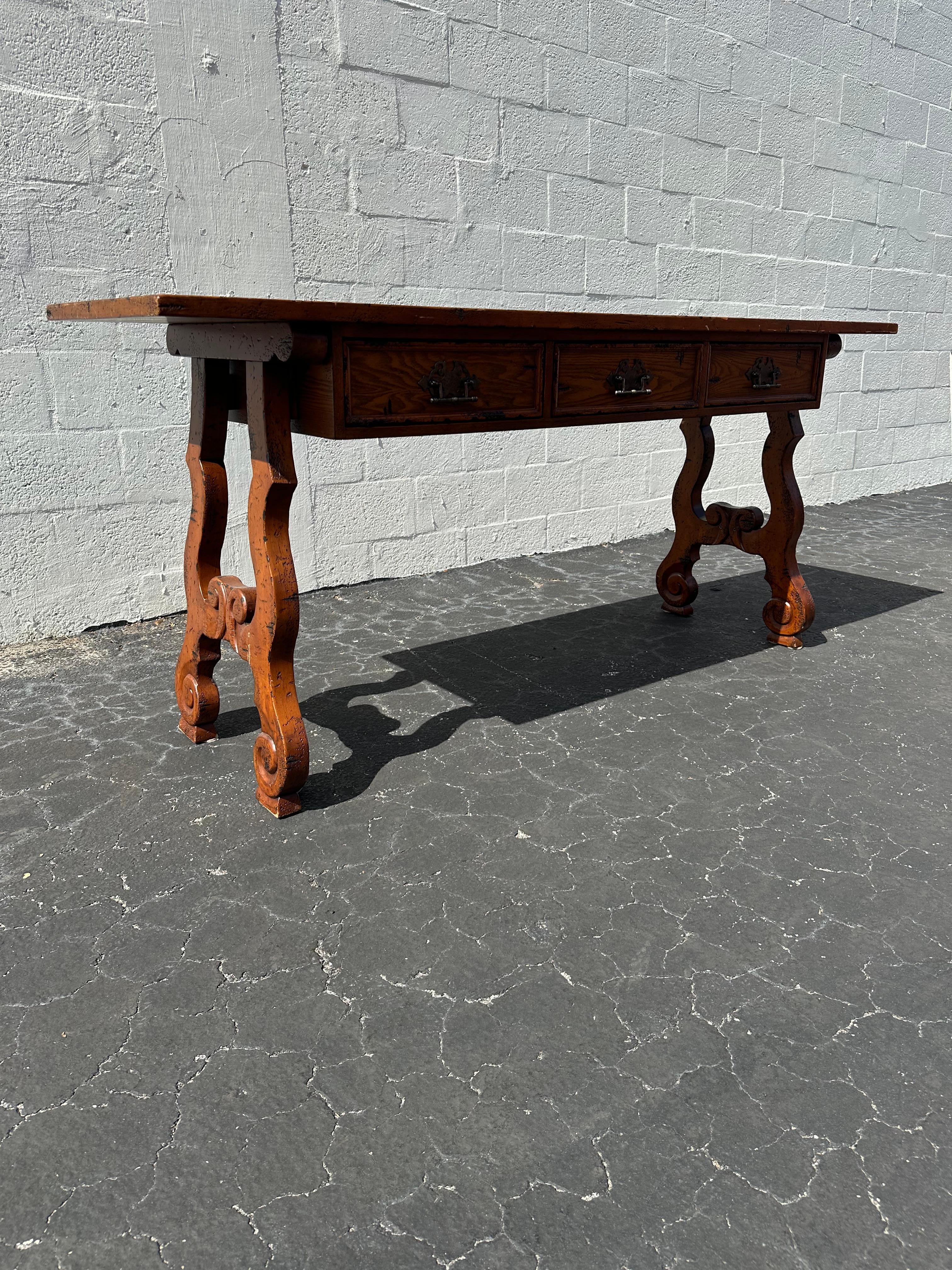 Tavolo consolle in stile brutalista in legno spagnolo degli anni '70 in vendita 2