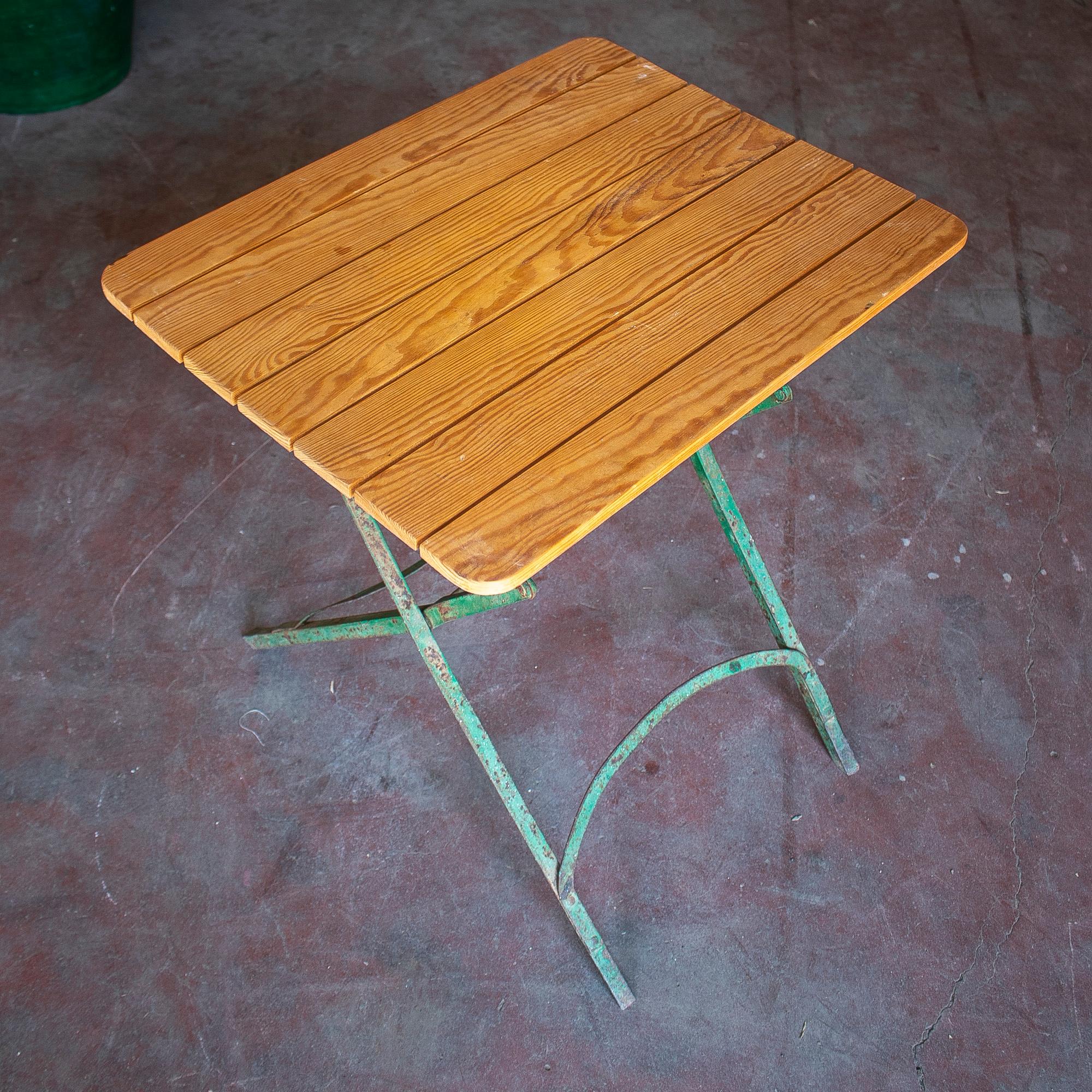 Fer Table de jardin espagnole en bois des années 1970 avec base en fer en vente
