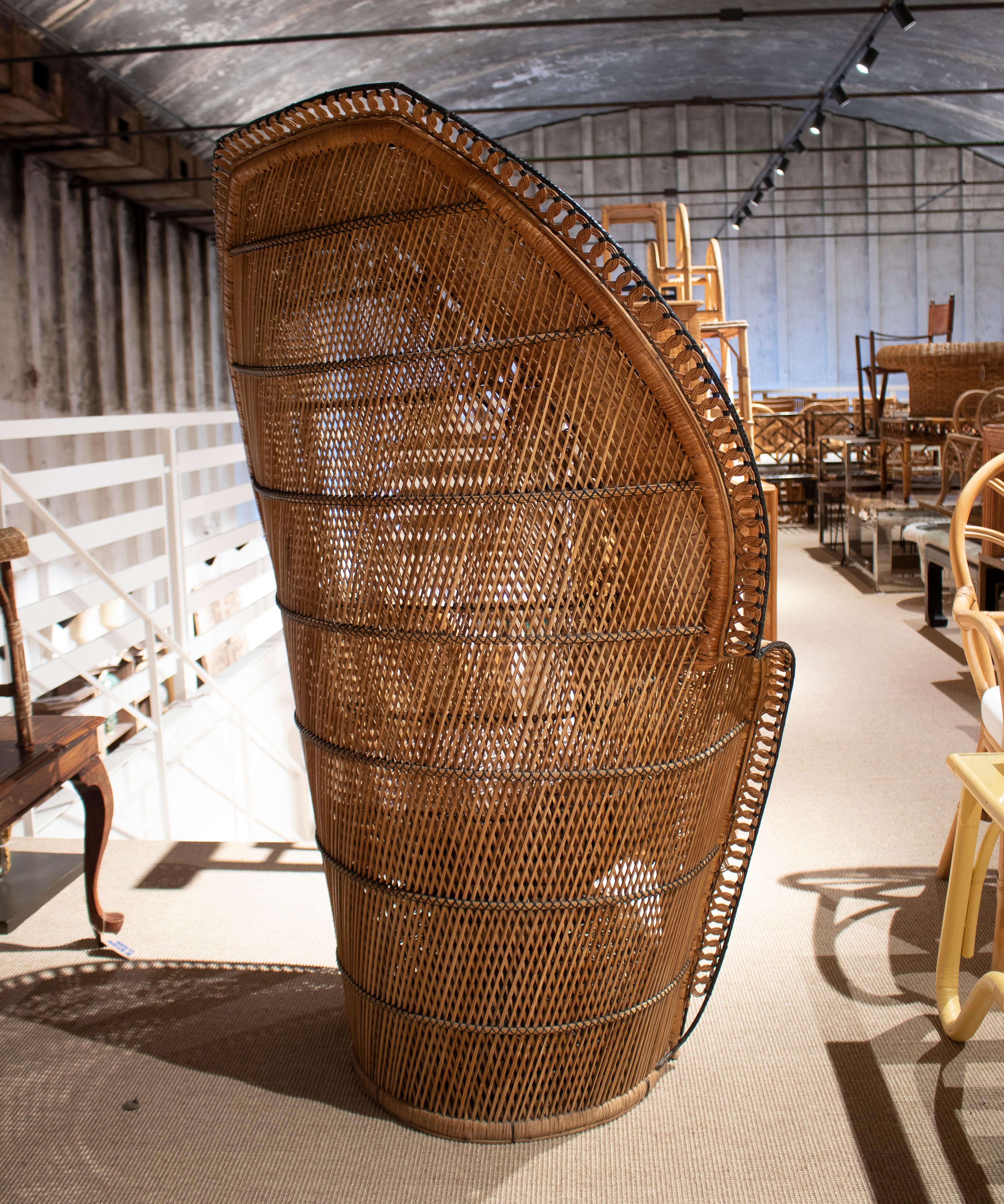 1970s Spanish Woven 2-Tone Wicker “Emmanuelle” Peacock Chair In Good Condition For Sale In Marbella, ES