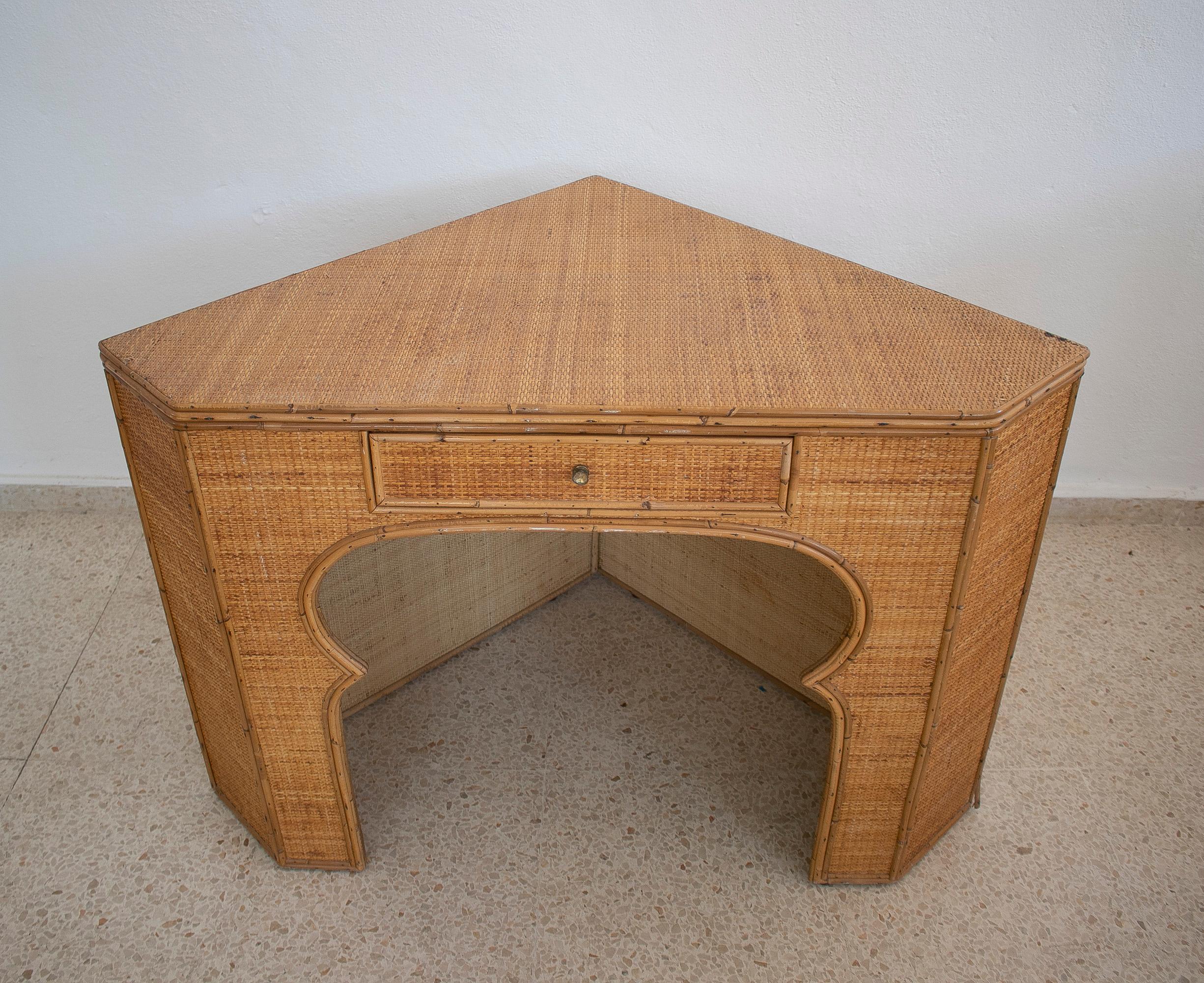 Vintage 1970s Spanish woven wicker 1-drawer corner table.
