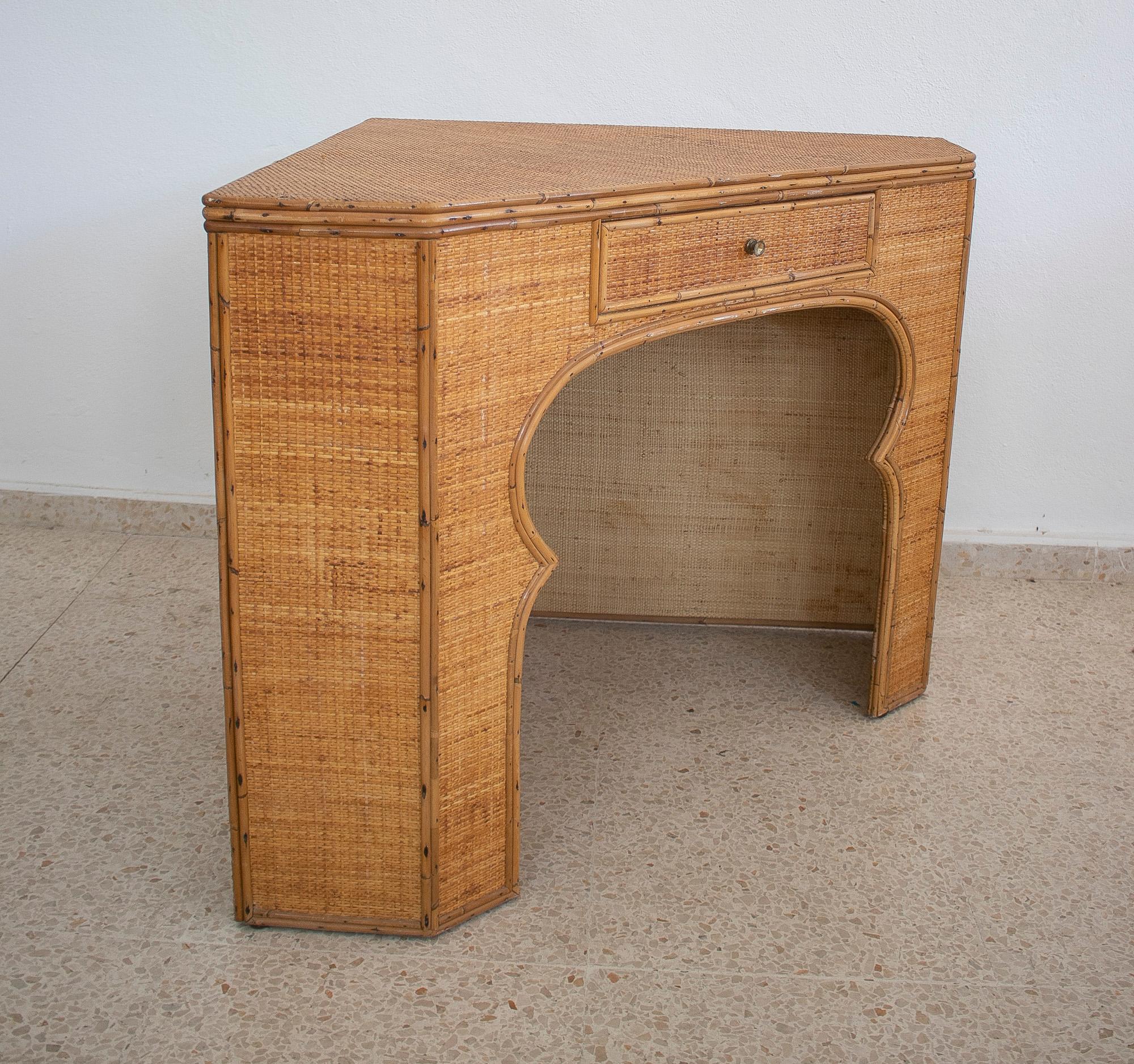 1970s Spanish Woven Wicker 1-Drawer Corner Table 5